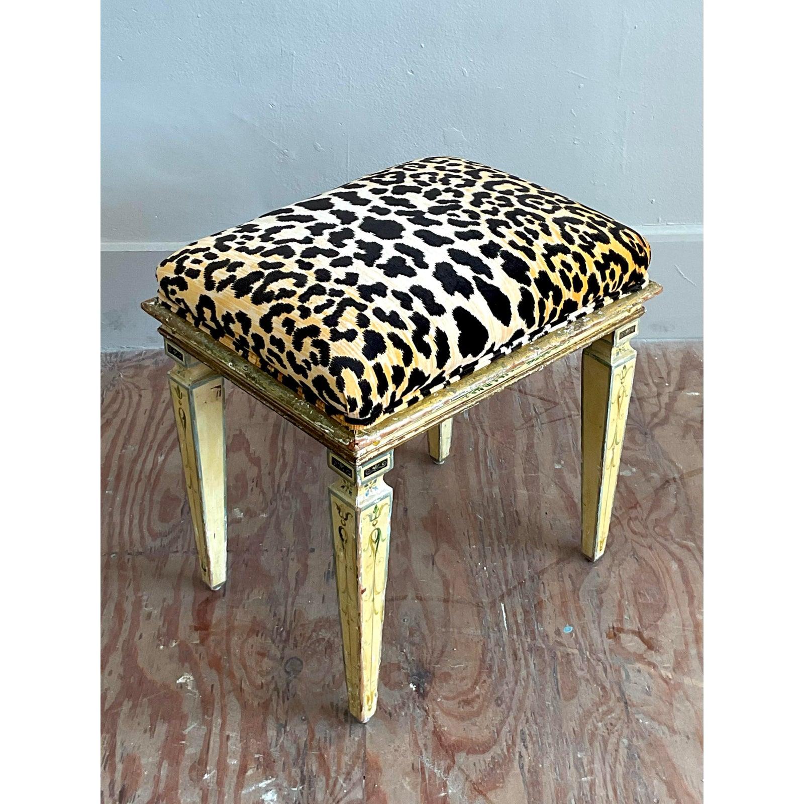 Fusion brillante de formes classiques et d'un glamour bohème audacieux, ce tabouret vintage est une véritable pièce d'apparat. L'élégant cadre de style néoclassique présente une belle finition vieillie et peinte à la main, ornée de délicats motifs