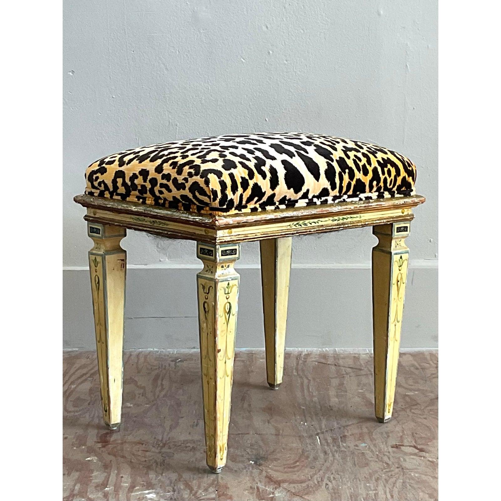 Américain Tabouret Vintage Boho peint à la main en léopard en vente