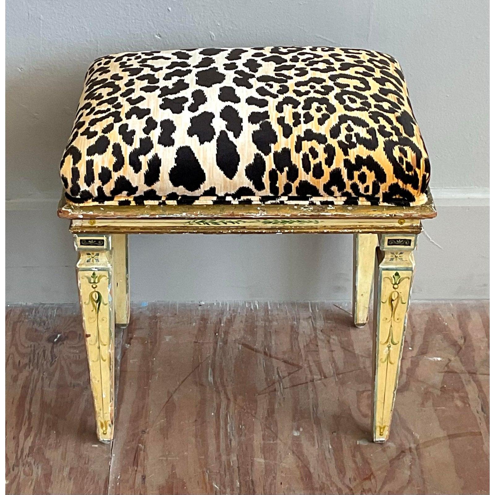 20ième siècle Tabouret Vintage Boho peint à la main en léopard en vente