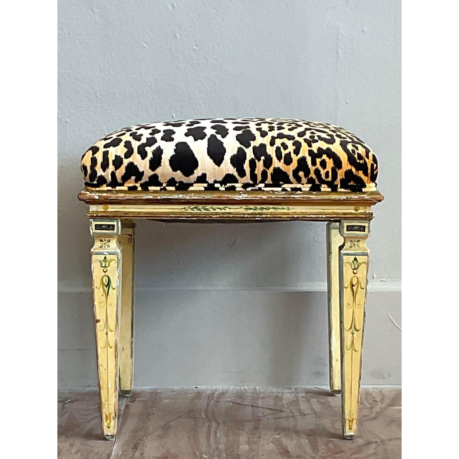 20ième siècle Tabouret Vintage Boho peint à la main en léopard en vente