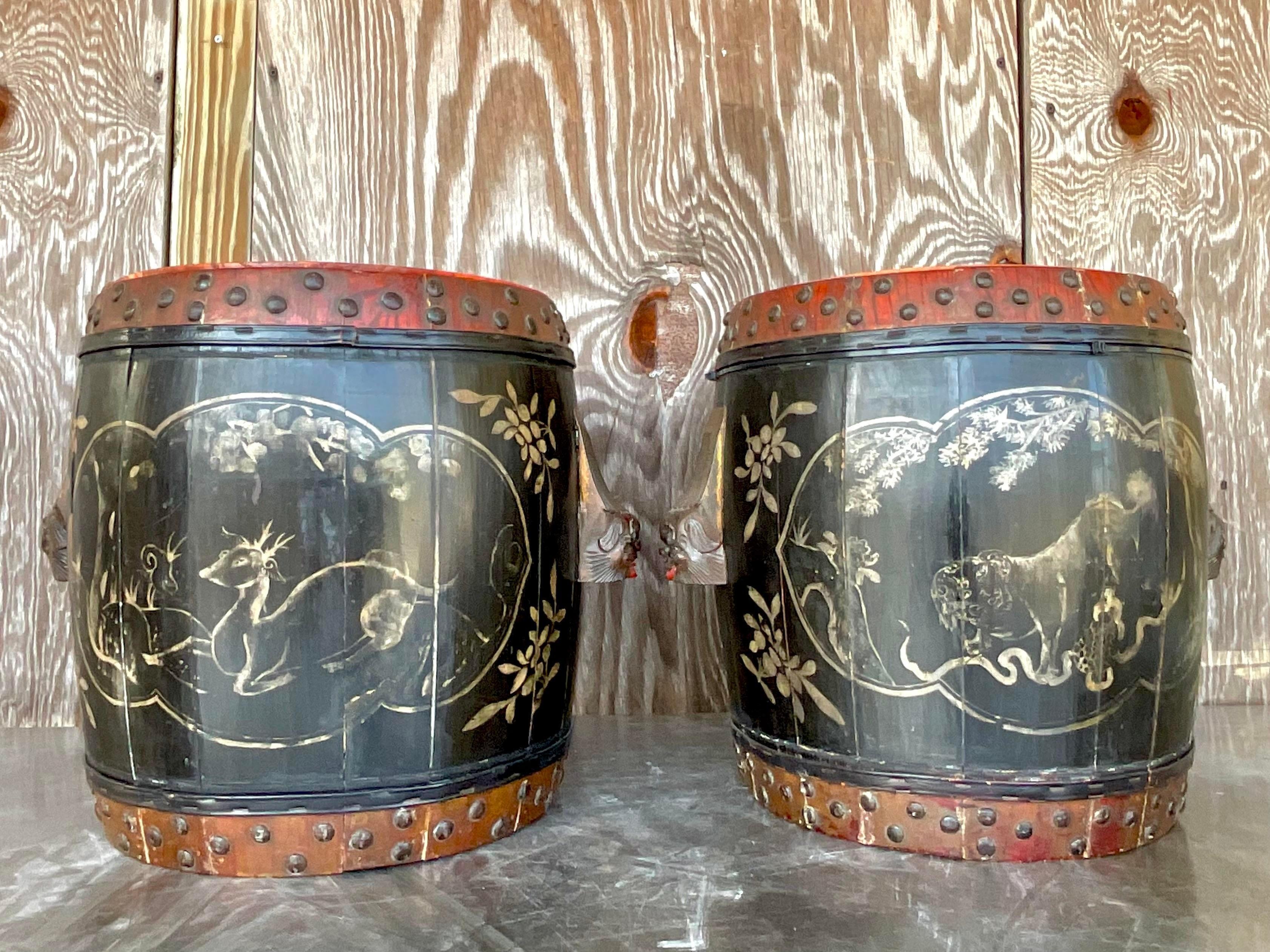 Vintage Boho Handbemalte Trommeln mit Deckeln mit Deckeln – ein Paar (Holz) im Angebot