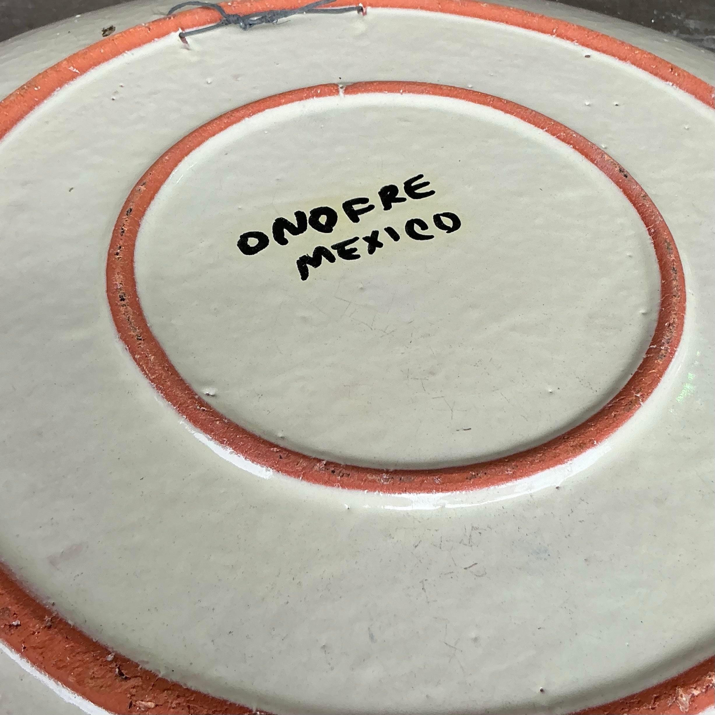 Añade un toque de color a tu mesa con esta fuente mexicana vintage boho pintada a mano. Perfecta para servir o como pieza decorativa.