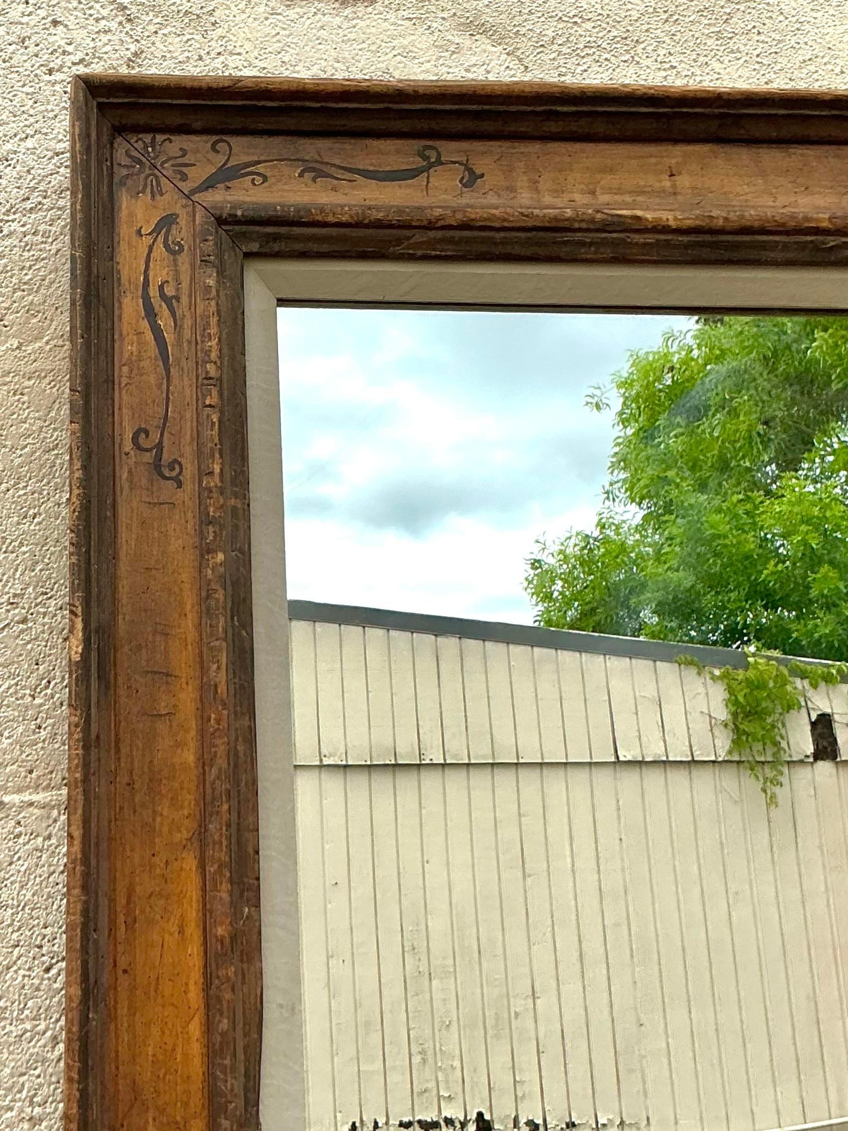 Apportez une touche artistique à votre décoration avec ce miroir boho vintage peint à la main. Avec ses couleurs vives et ses motifs complexes, le cadre du miroir témoigne de la créativité et de l'artisanat bohème. Parfait pour ajouter une touche de