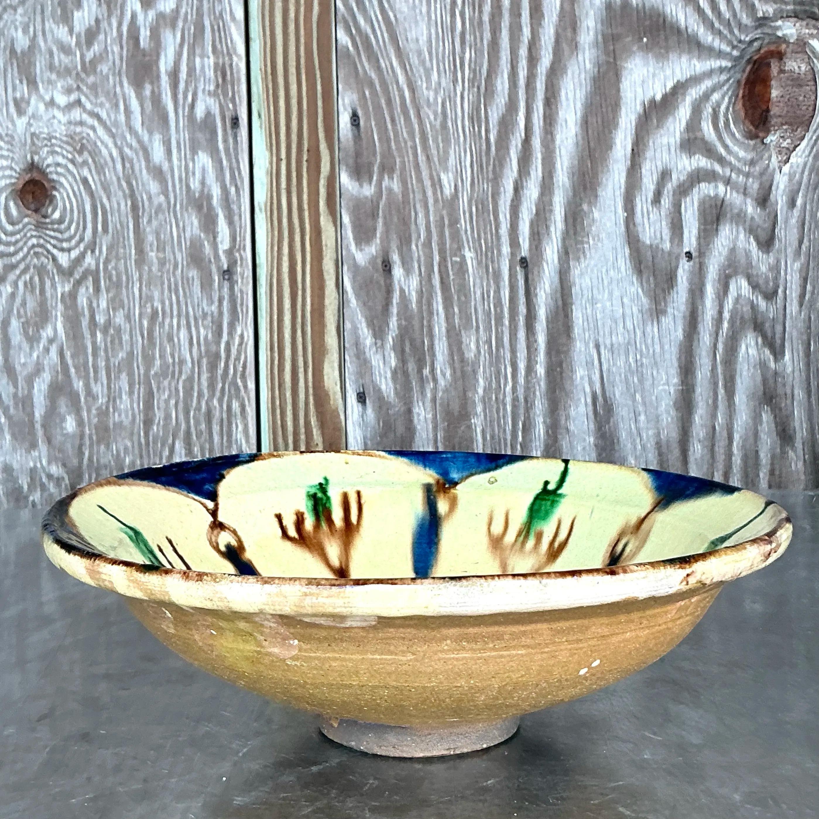 Ajoutez une touche de charme mondial avec ce bol Vintage Boho en céramique émaillée marocaine peinte à la main. Avec ses motifs complexes peints à la main dans des teintes vibrantes, ce bol reflète la richesse de l'artisanat marocain. Sa glaçure