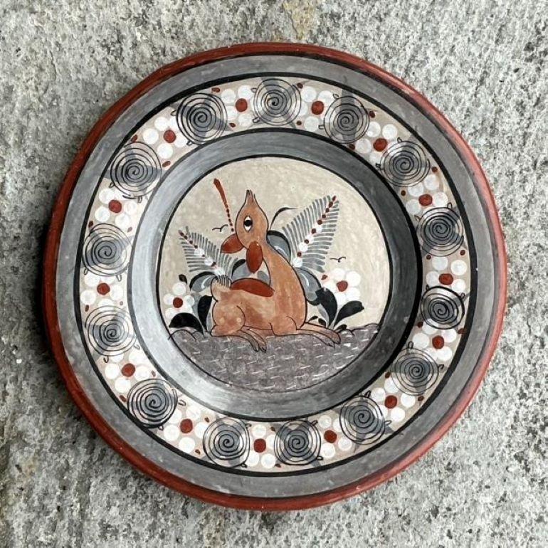 Rustique Vieille assiette Boho peinte à la main en terre cuite avec faon en vente