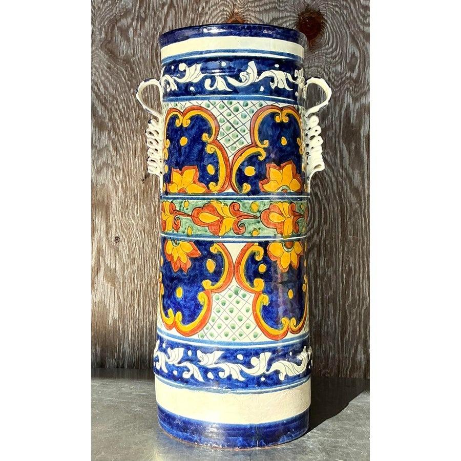 Mit diesem handbemalten Schirmständer im Boho-Stil verleihen Sie Ihrem Raum einen Hauch von Persönlichkeit. Mit seinen komplizierten Mustern und leuchtenden Farben ist dieses Stück ein Beispiel für außergewöhnliche Handwerkskunst und böhmischen