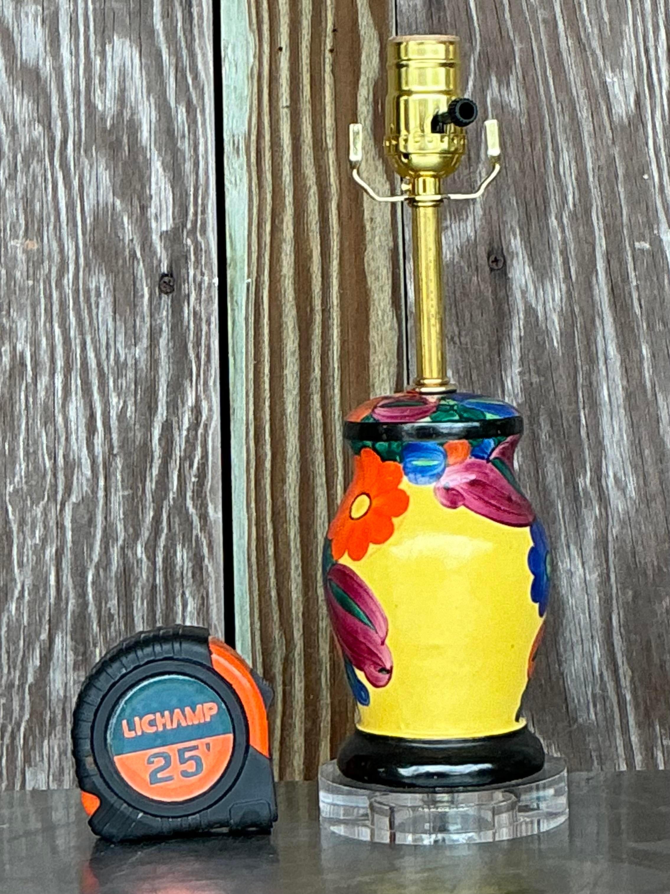 Esta lámpara de tocador vintage boho pintada a mano es una encantadora pieza de arte americano. Su intrincado diseño pintado a mano y sus vibrantes colores aportan un toque bohemio a tu tocador o mesilla de noche. Perfecta para añadir funcionalidad
