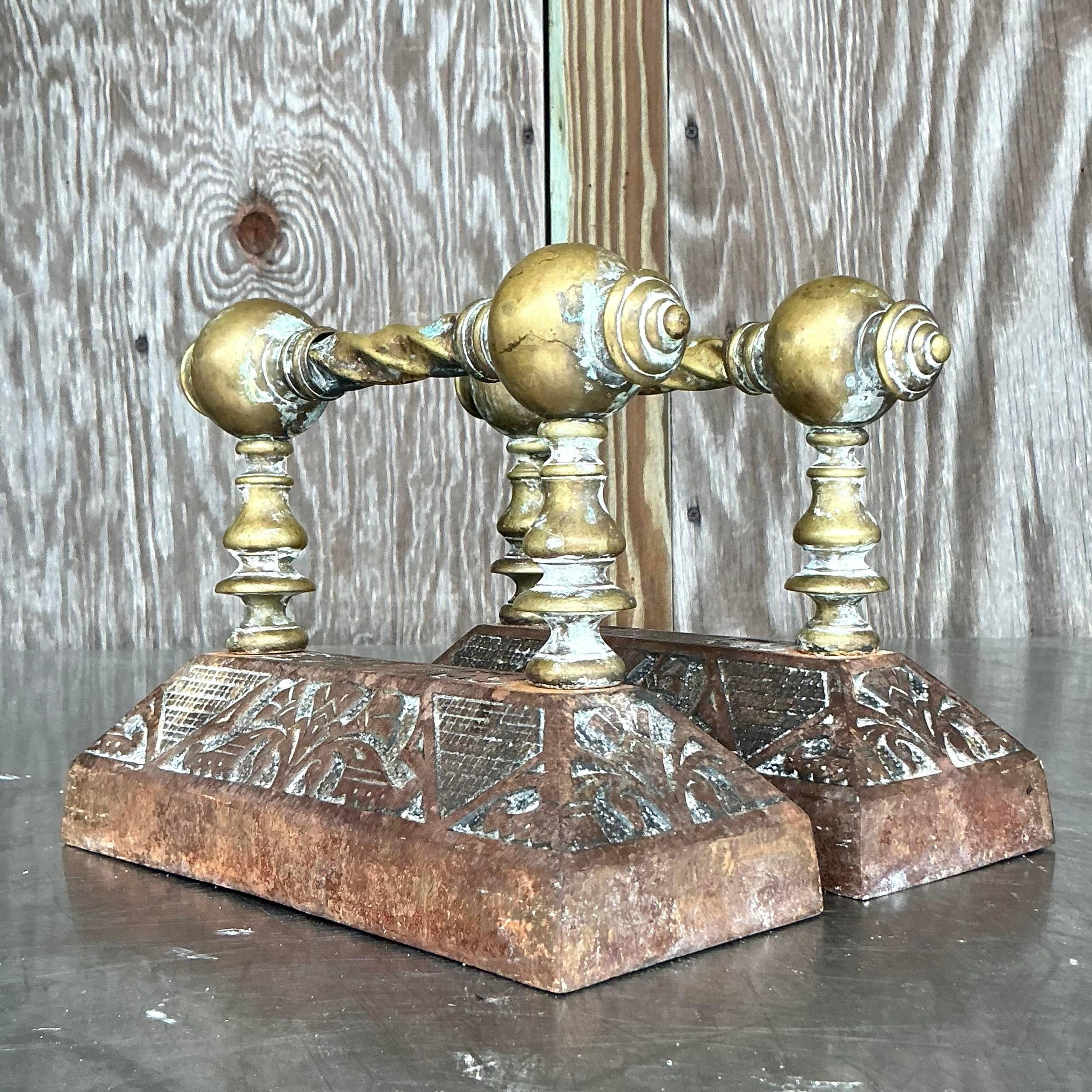 Verleihen Sie Ihren Türen einen Hauch von Kunstfertigkeit und Vintage-Flair mit diesen Vintage Boho Türgriffen aus handgeschliffenem Messing. Jeder Griff ist sorgfältig mit komplizierten, handgefertigten Details versehen und weist wunderschöne