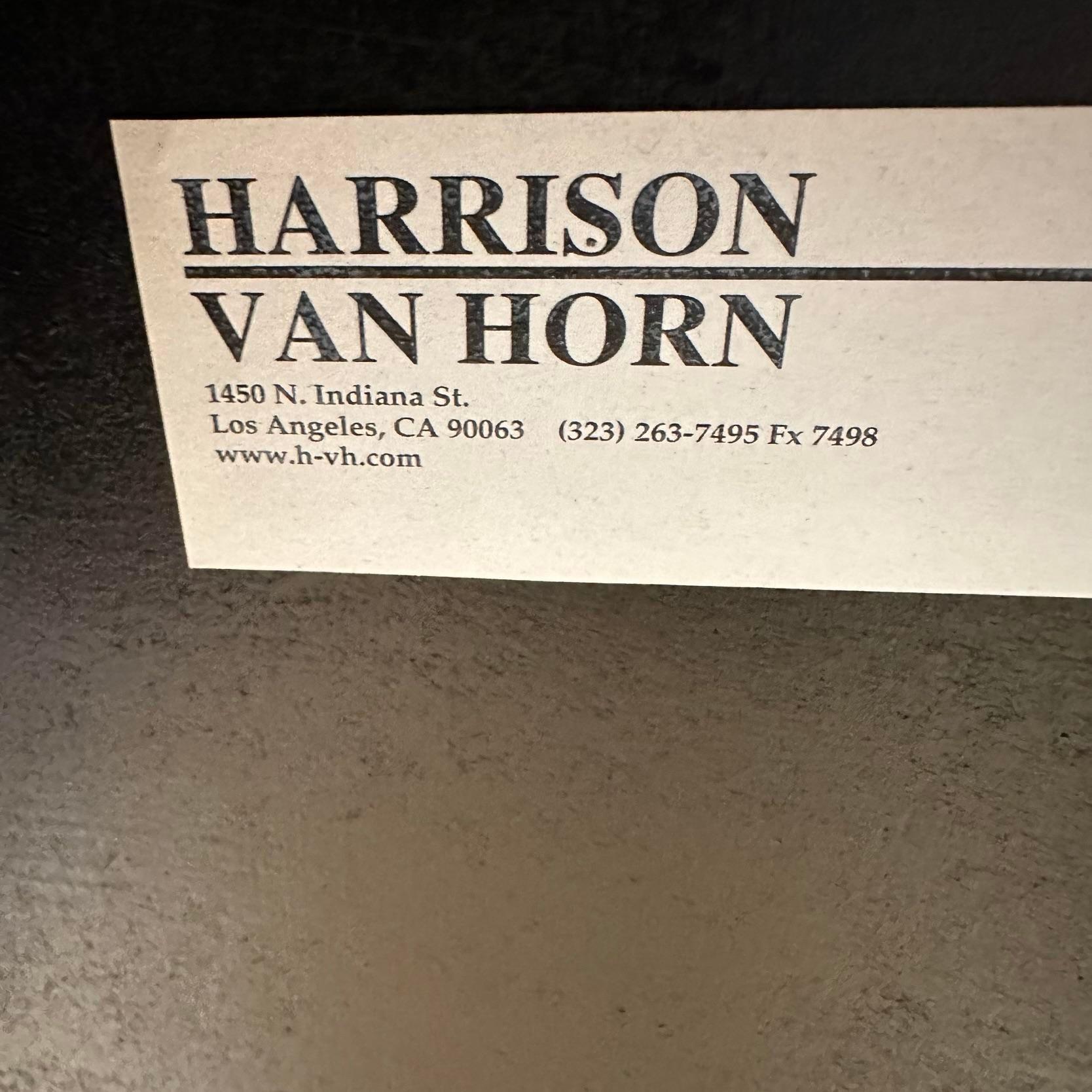 Bringen Sie Struktur und Stil in Ihren Raum mit diesem Vintage Boho Harrison Van Horn Grasscloth Couchtisch. Dieser in natürliches Grasgewebe gehüllte Tisch in einem satten, erdigen Farbton verkörpert die entspannte Eleganz des Bohème-Designs. Seine