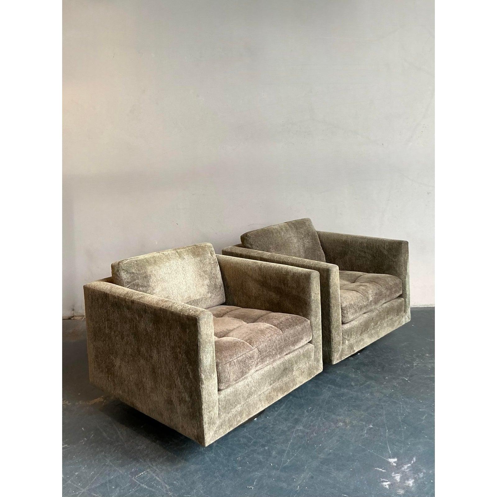 Élevez votre espace de vie avec cette exceptionnelle paire de chaises pivotantes Vintage Boho, conçue par l'emblématique Harvey Probber. Ces chaises incarnent un mélange sophistiqué de Boho Chic et de Design Modern du milieu du siècle, avec des
