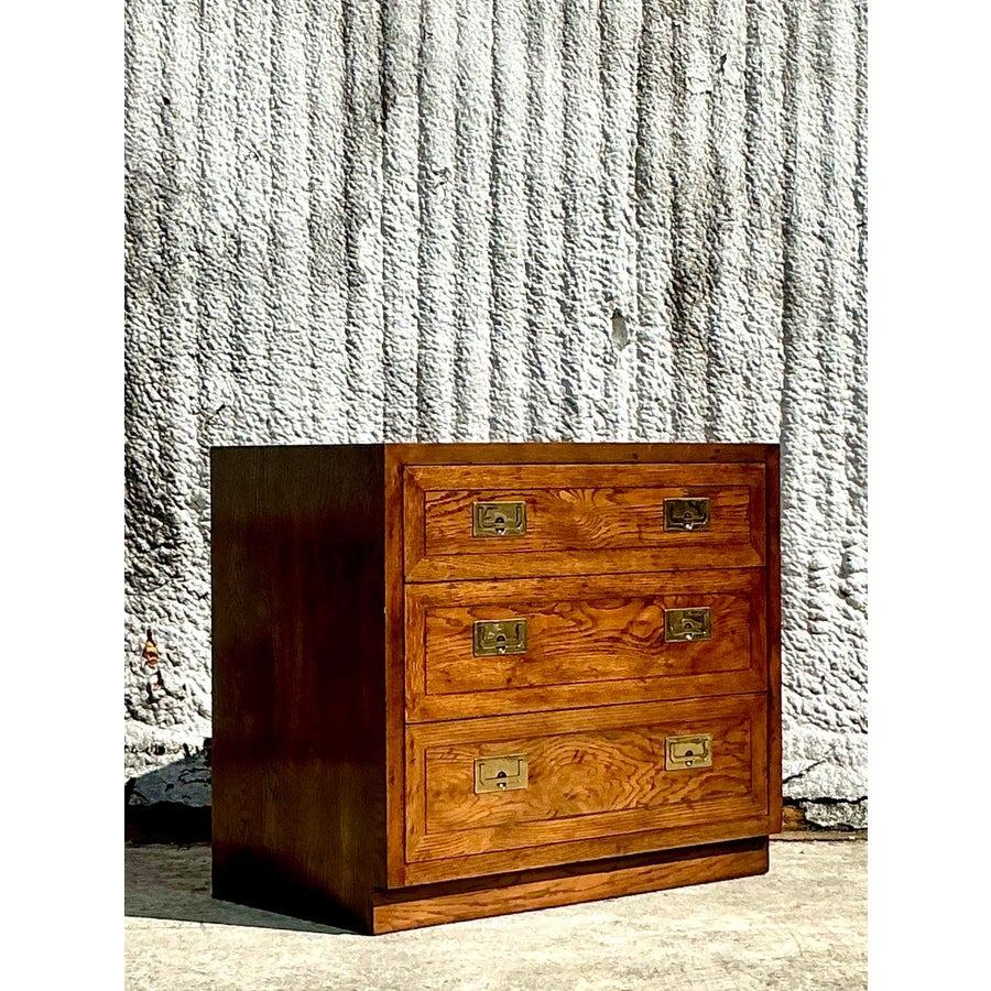 Introduci una raffinatezza senza tempo nel tuo spazio con questa coppia di cassettoni Vintage Boho Henredon. Realizzate con maestria in legno pregiato con finitura a grana naturale, queste cassapanche sono impreziosite da una straordinaria