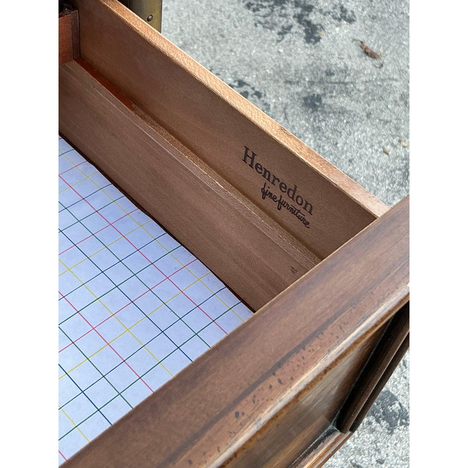 Attira l'attenzione con questa splendida cassettiera vintage Campaigner del leggendario Henredon! Fondendo le linee eleganti del Mid-Century con l'iconica ferramenta in ottone incassata, i toni caldi del legno e la qualità dell'artigianato
