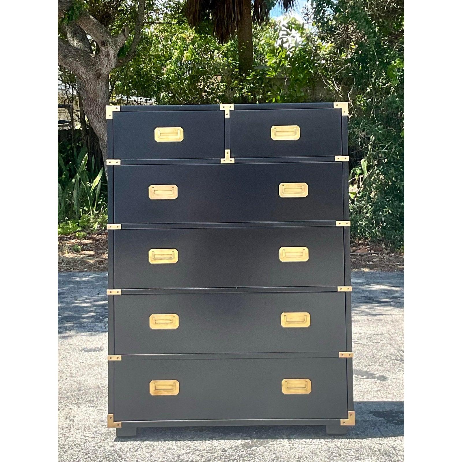 Aggiungi una raffinatezza senza tempo al tuo spazio con questa straordinaria cassettiera alta Vintage Boho Henredon Campaigner. Realizzato dallo stimato marchio Henredon, questo comò alto esemplifica lo stile classico di Campaigner grazie alla
