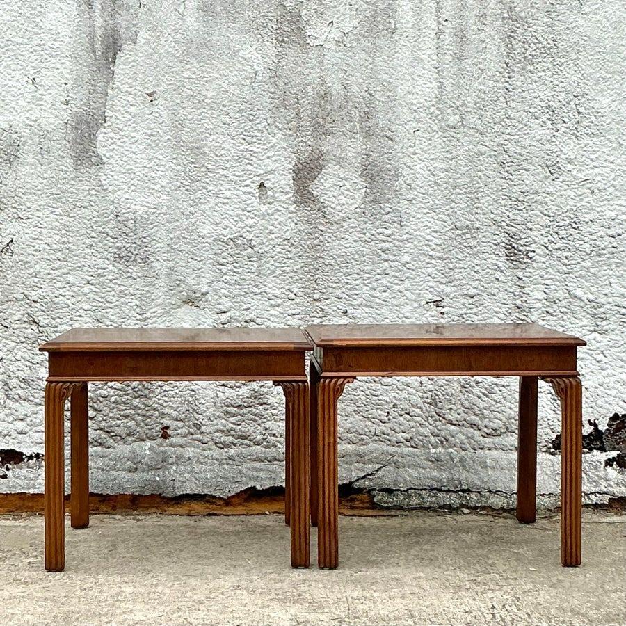 Introduce un encanto boho atemporal en tu espacio con estas mesas auxiliares acanaladas vintage Henredon. Fabricadas con una impecable atención al detalle, estas mesas presentan unas elegantes patas estriadas y un rico acabado en madera, mostrando