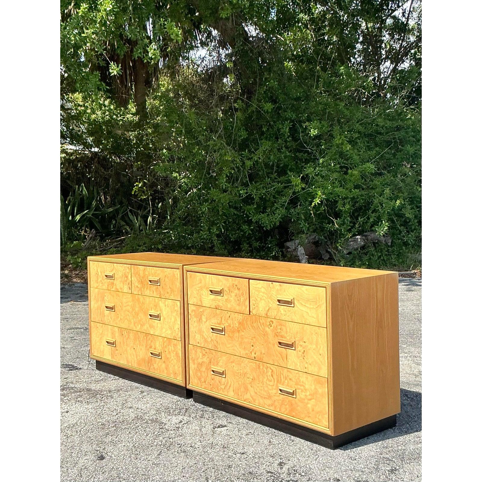 Aggiungi un tocco di lusso vintage al tuo spazio con questa splendida coppia di cassettiere in legno di radica Henredon Scene Two. Grazie all'impiallacciatura in radica con venature calde e naturali, questi comò conferiscono un senso di eleganza