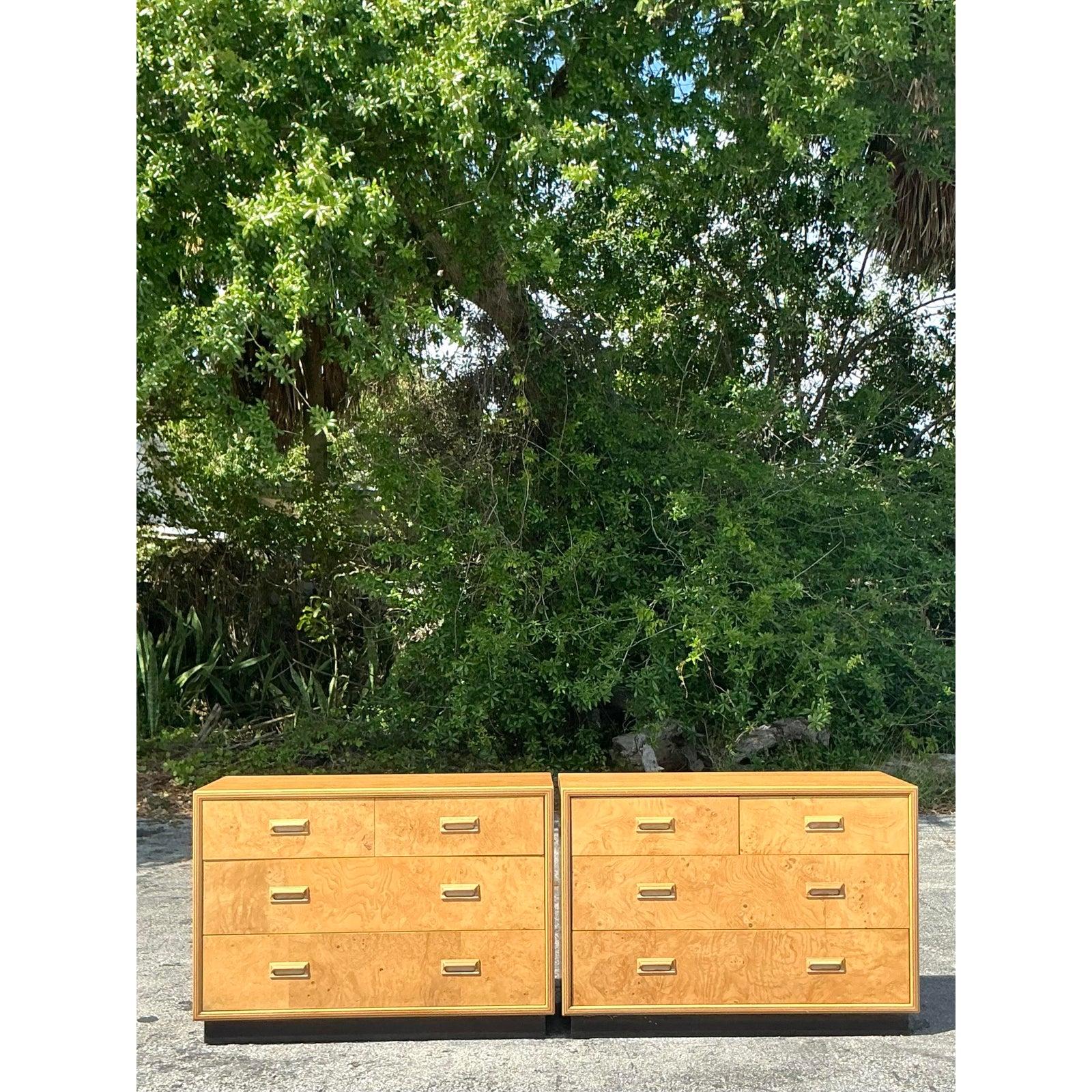 Mid-Century moderno Cassettiera a due ante in radica di Henredon con scena boho - Una coppia in vendita