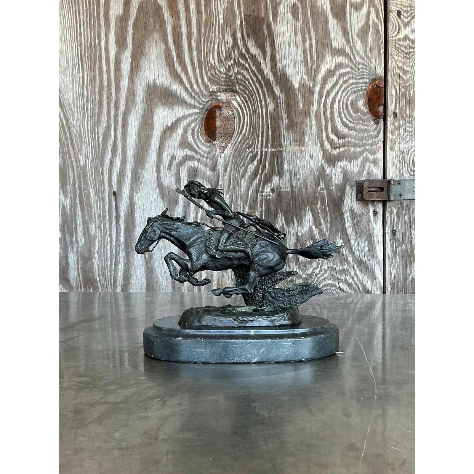 Celebra il movimento, la forza e la narrazione con questa affascinante scultura di cavallo e cavaliere Vintage Boho. Fusa in un metallo ricco e scuro simile al bronzo, con dettagli raffinati, la scultura ritrae un momento drammatico congelato nel