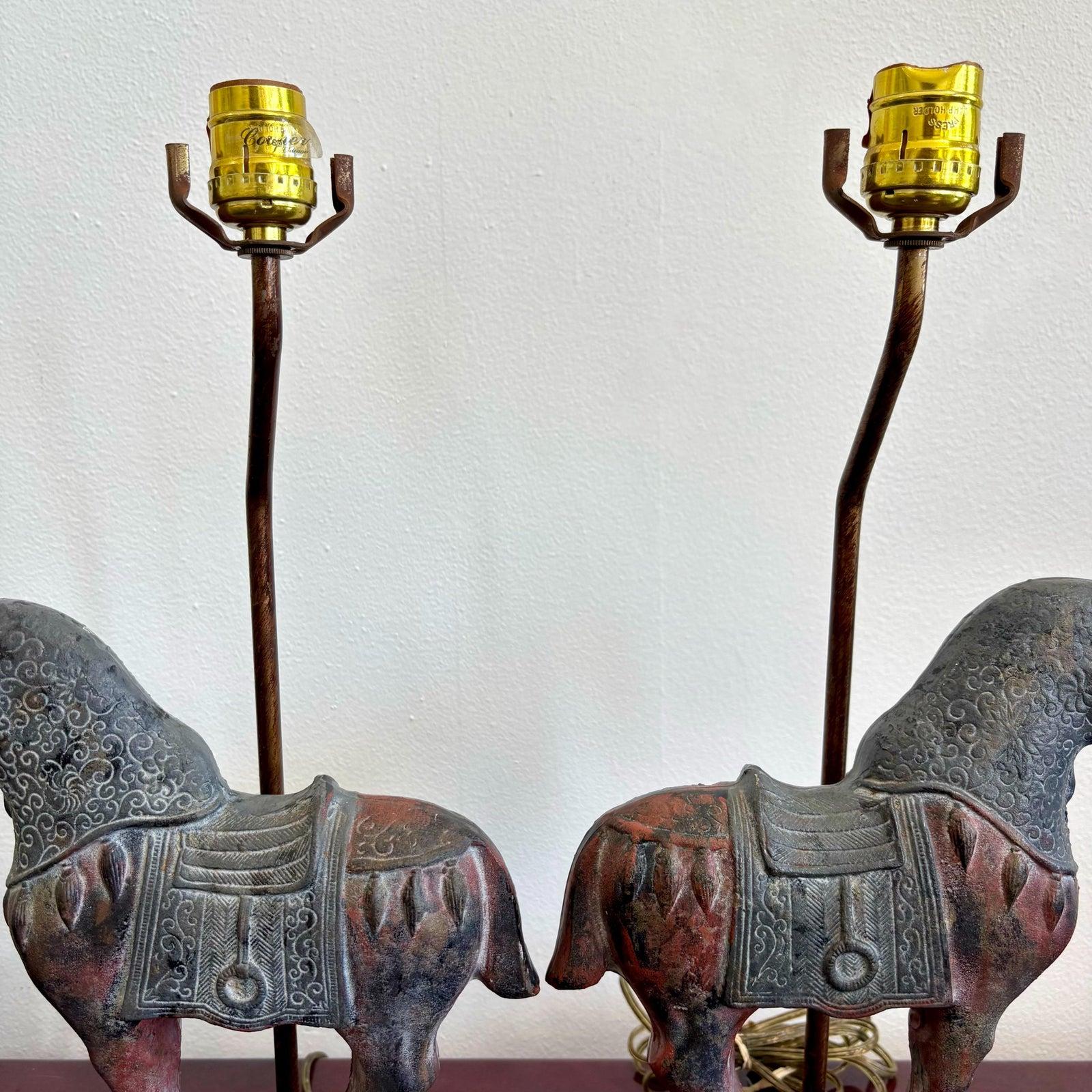 Dieses Paar skulpturaler Pferdelampen spiegelt die Grandeur antiker dynastischer Kunst wider und hat eine ausgesprochen königliche Ausstrahlung. Jedes Pferd, das in einem verwitterten, patinierten Finish gegossen ist, steht stolz und standhaft in