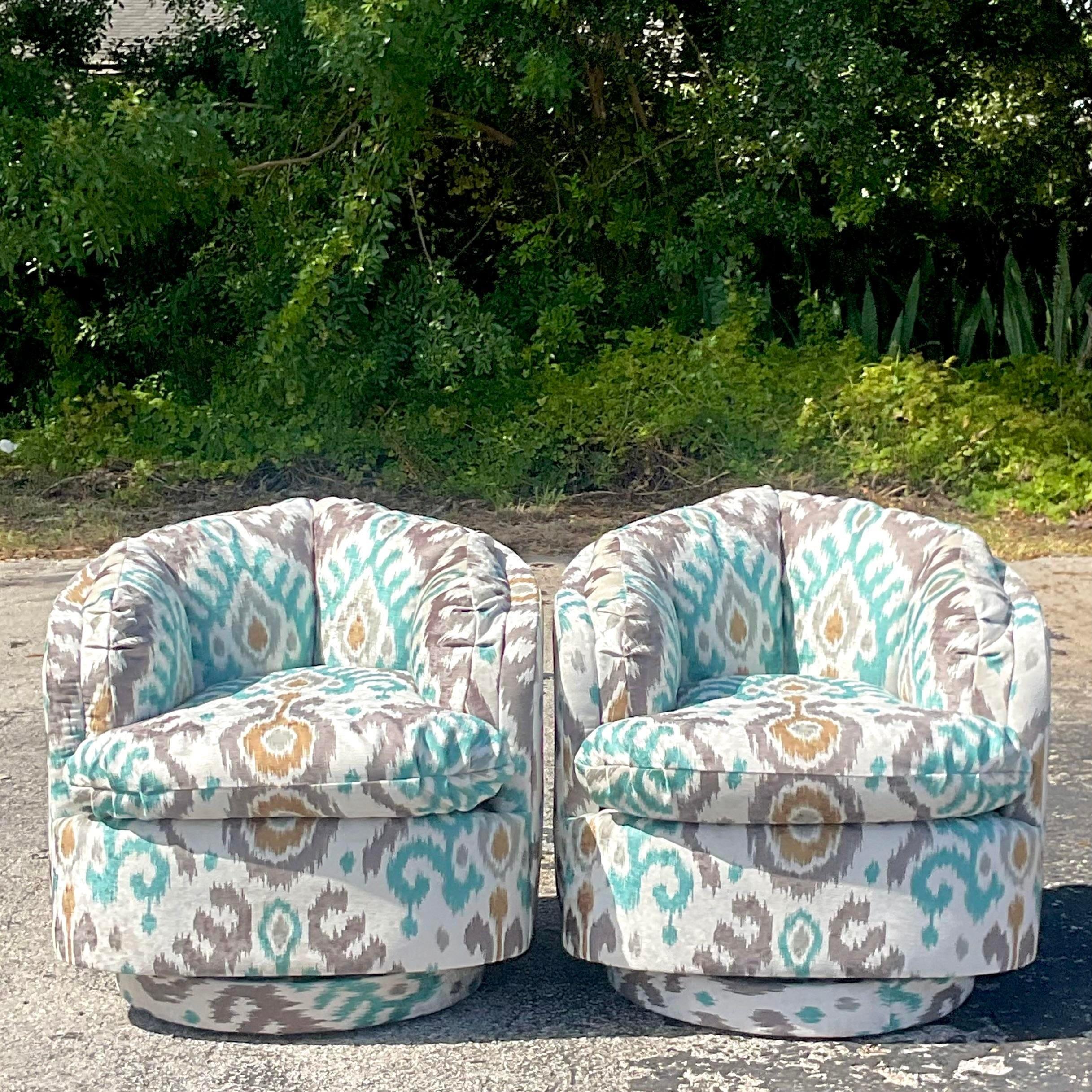 Une superbe paire de chaises pivotantes vintage Boho. Magnifique tapisserie Ikat en excellent état. Surremboursé pour plus de confort. Acquis d'une propriété de Palm Beach. 