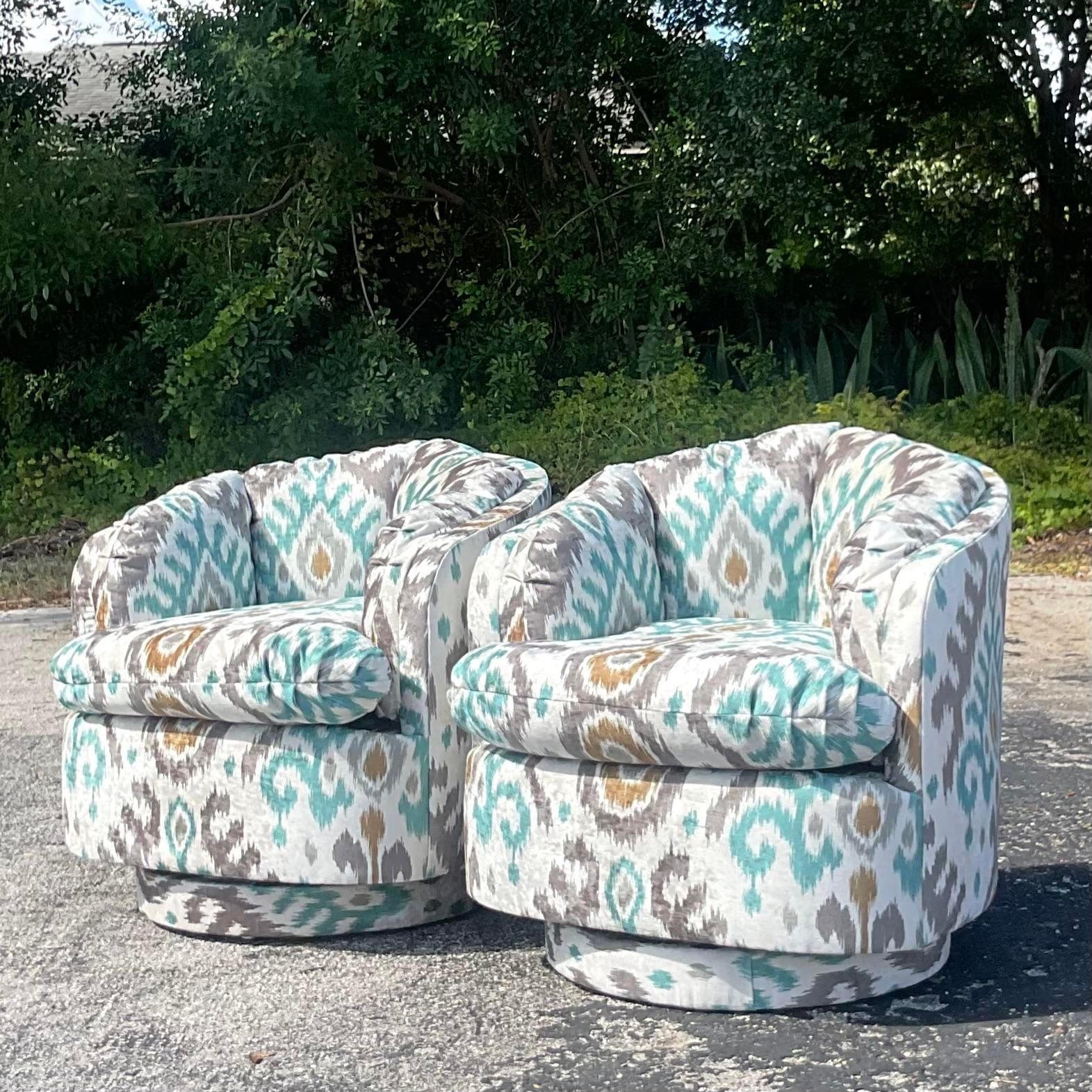Chaises pivotantes Boho Ikat - une paire Bon état - En vente à west palm beach, FL