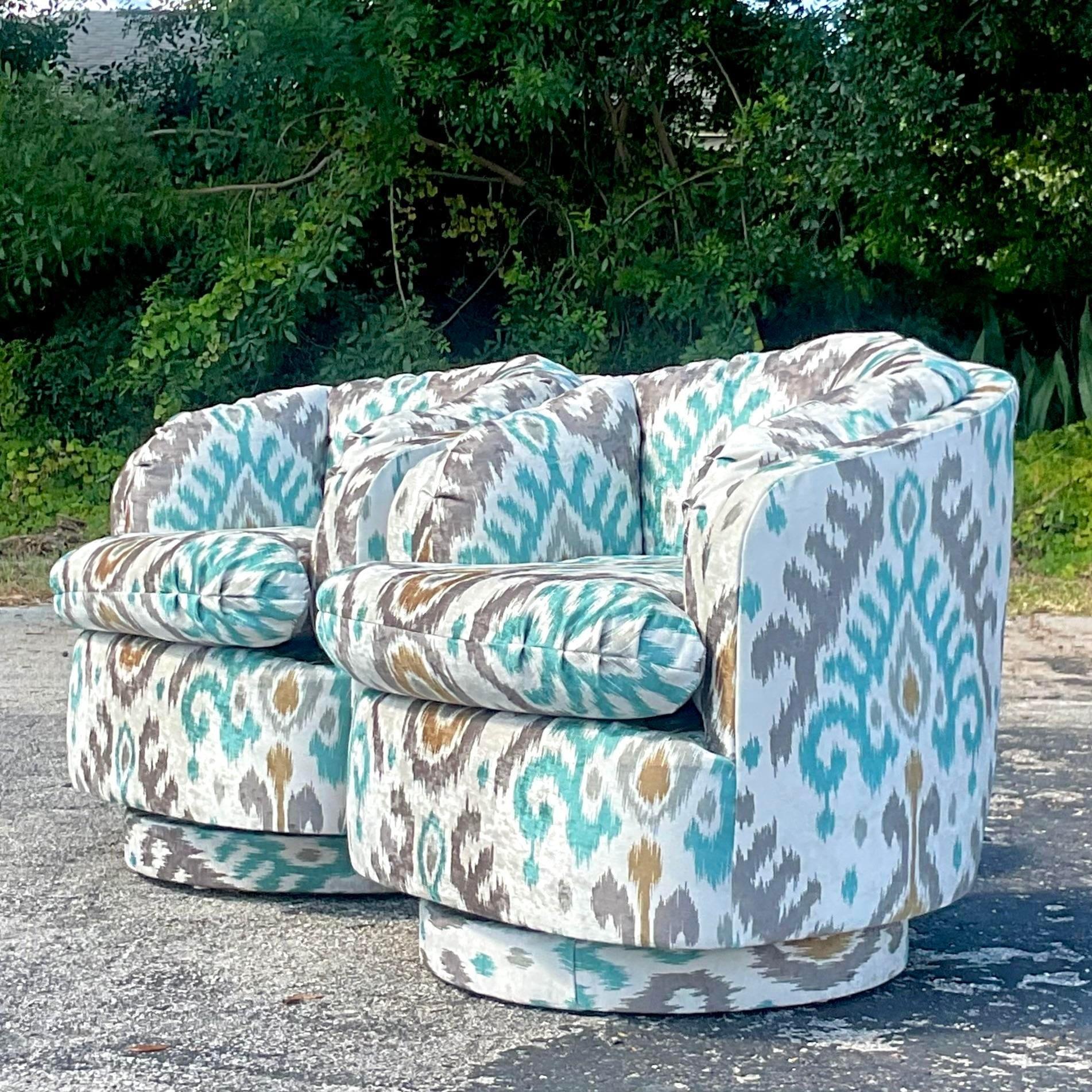 Tissu d'ameublement Chaises pivotantes Boho Ikat - une paire en vente