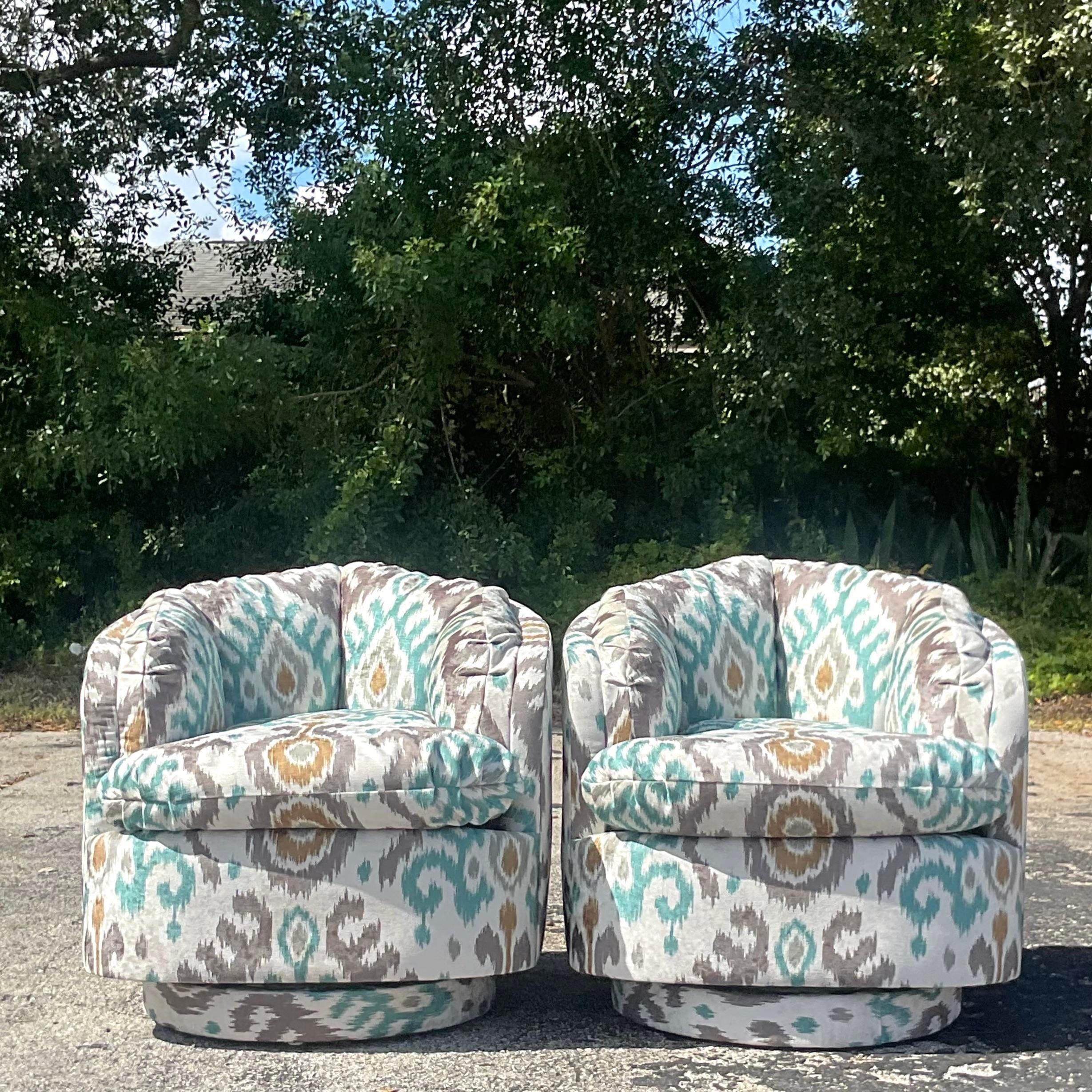 Chaises pivotantes Boho Ikat - une paire en vente 3