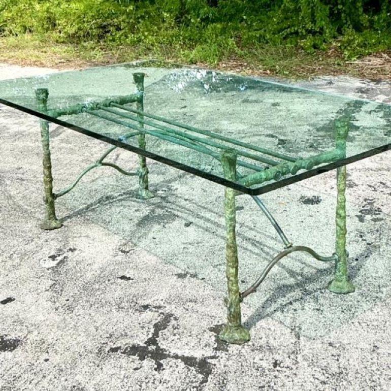 Élevez votre espace repas avec l'élégance artistique de cette table à manger Vintage By Ilana Goor en bronze patiné. Signée et numérotée 4/100, cette pièce en édition limitée met en valeur la signature de l'artiste de renom, mêlant charme bohème et