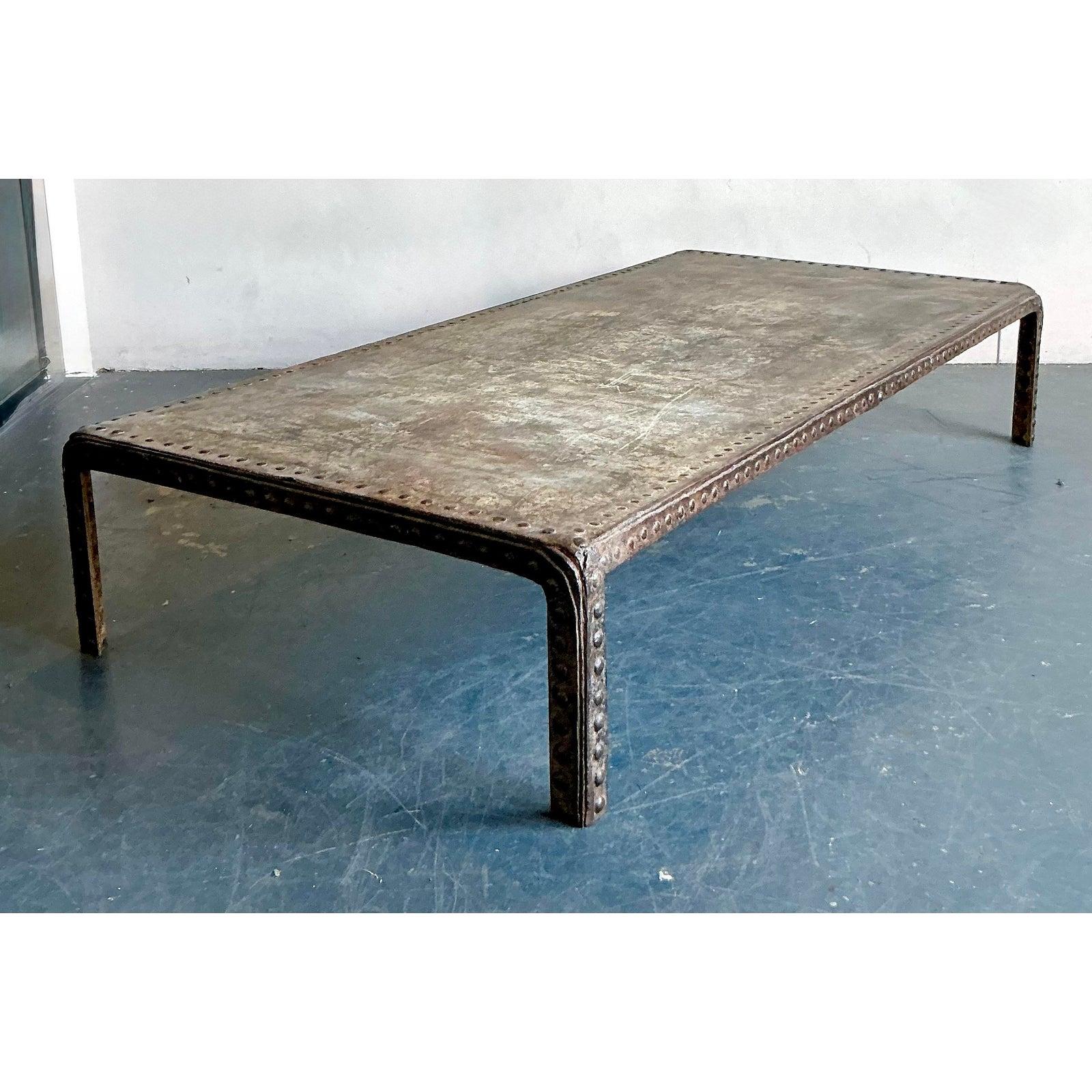 Mesa de centro vintage boho industrial con cabeza de clavo en venta 3
