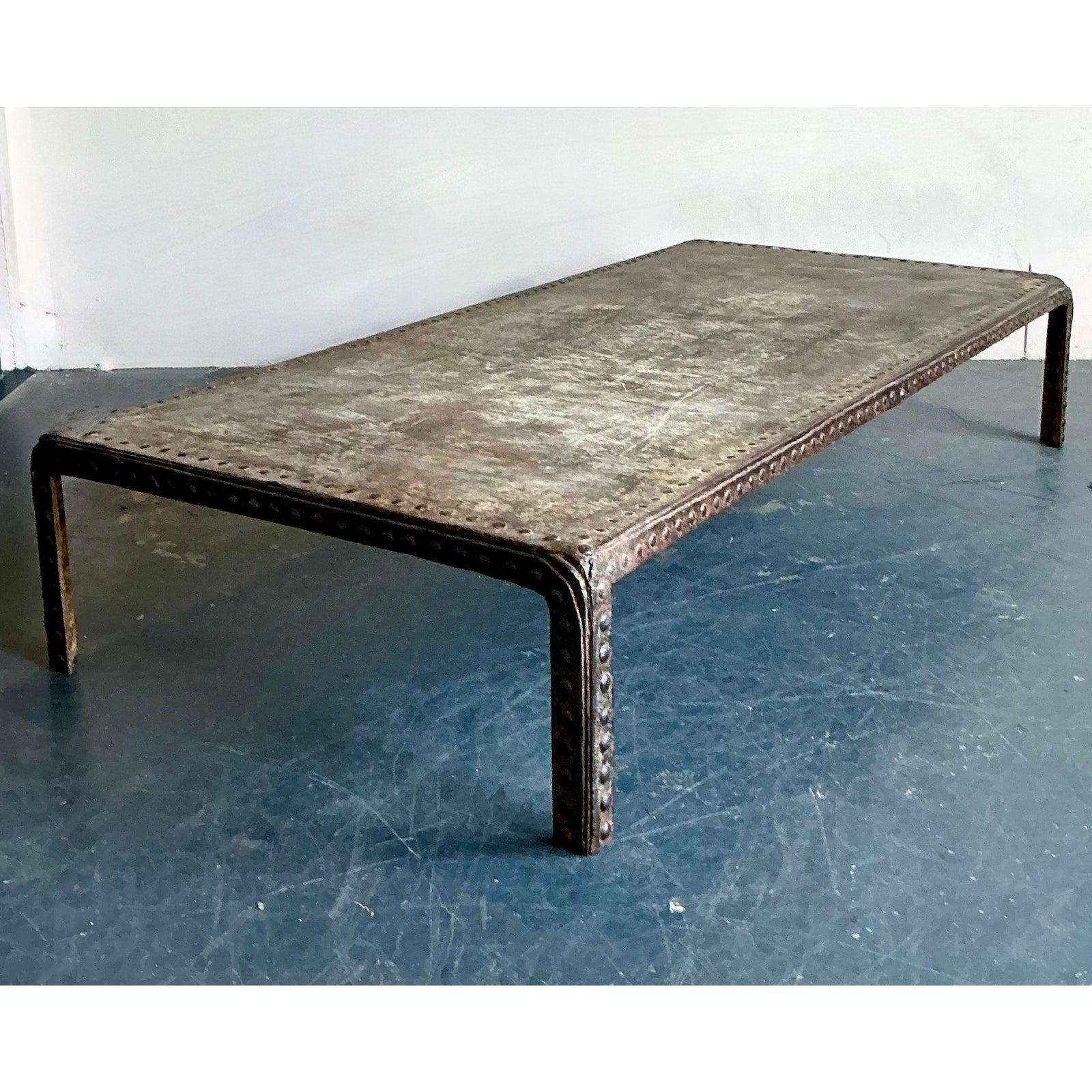 Mesa de centro vintage boho industrial con cabeza de clavo en venta 4