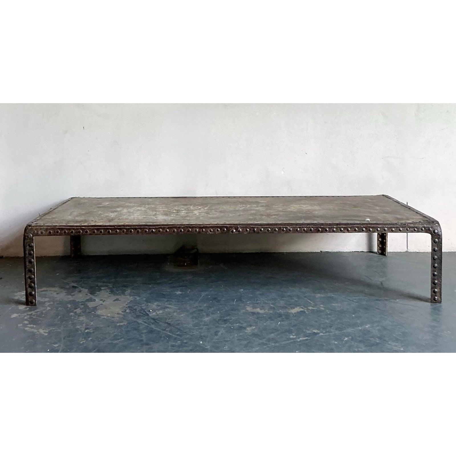 Mesa de centro vintage boho industrial con cabeza de clavo Estadounidense en venta