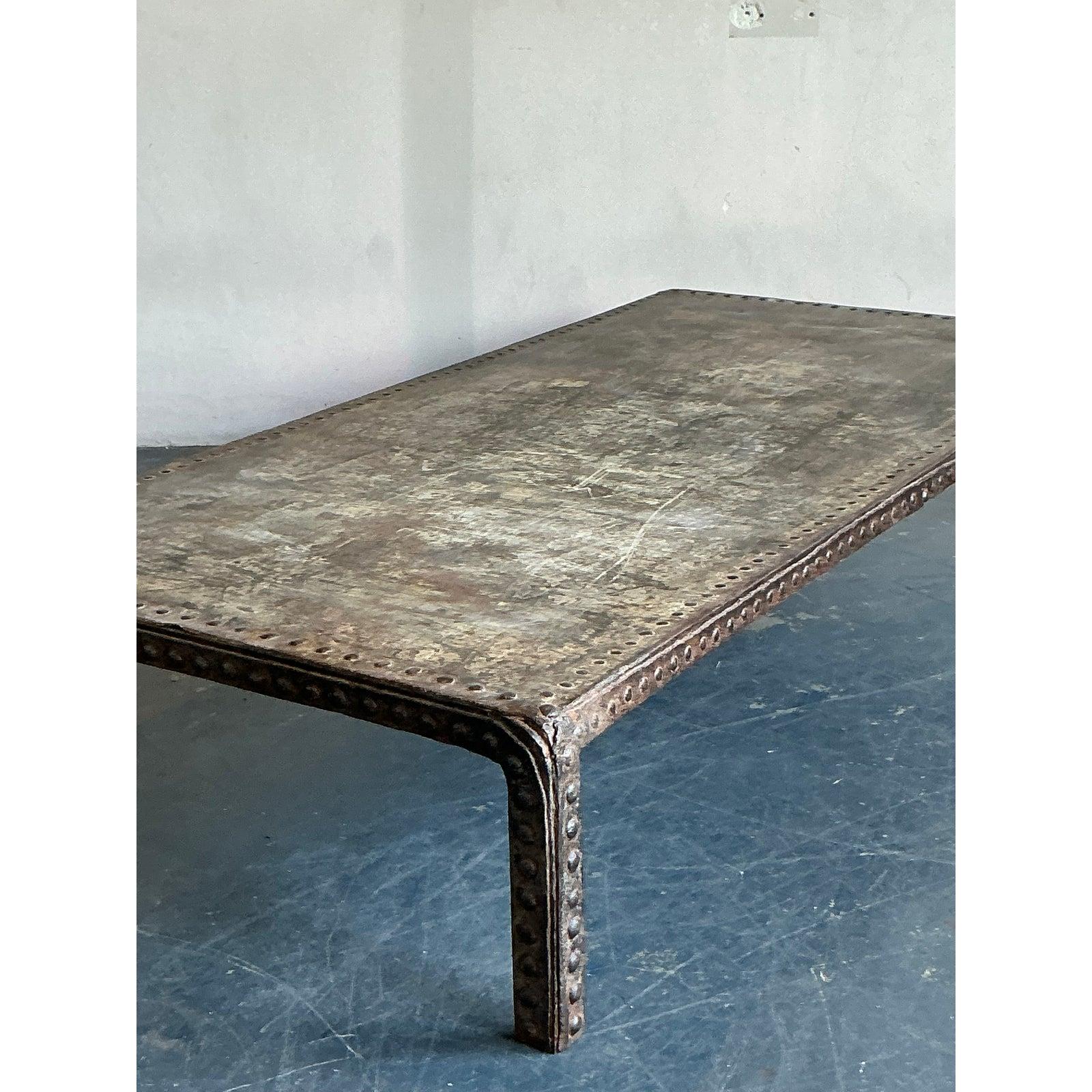 Mesa de centro vintage boho industrial con cabeza de clavo en Bueno estado para la venta en West Palm Beach, FL