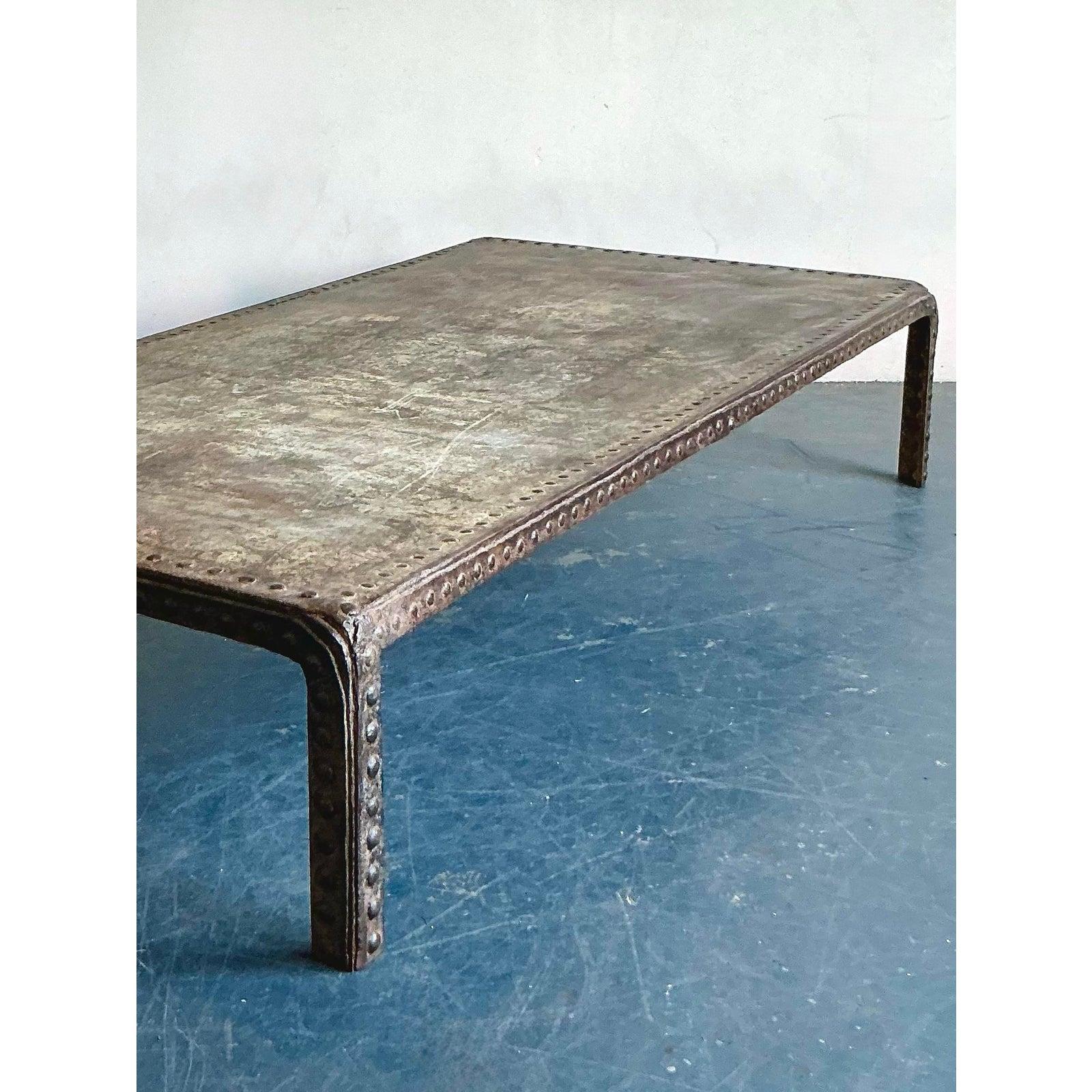 Mesa de centro vintage boho industrial con cabeza de clavo siglo XX en venta