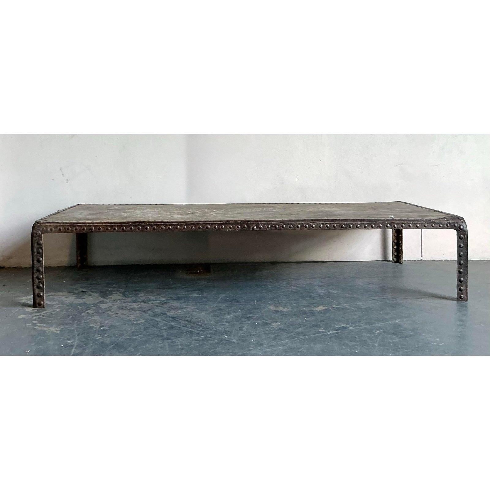 Mesa de centro vintage boho industrial con cabeza de clavo en venta 2