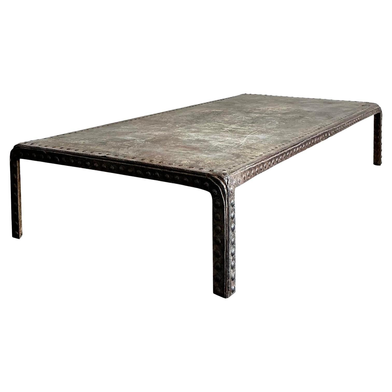 Mesa de centro vintage boho industrial con cabeza de clavo en venta