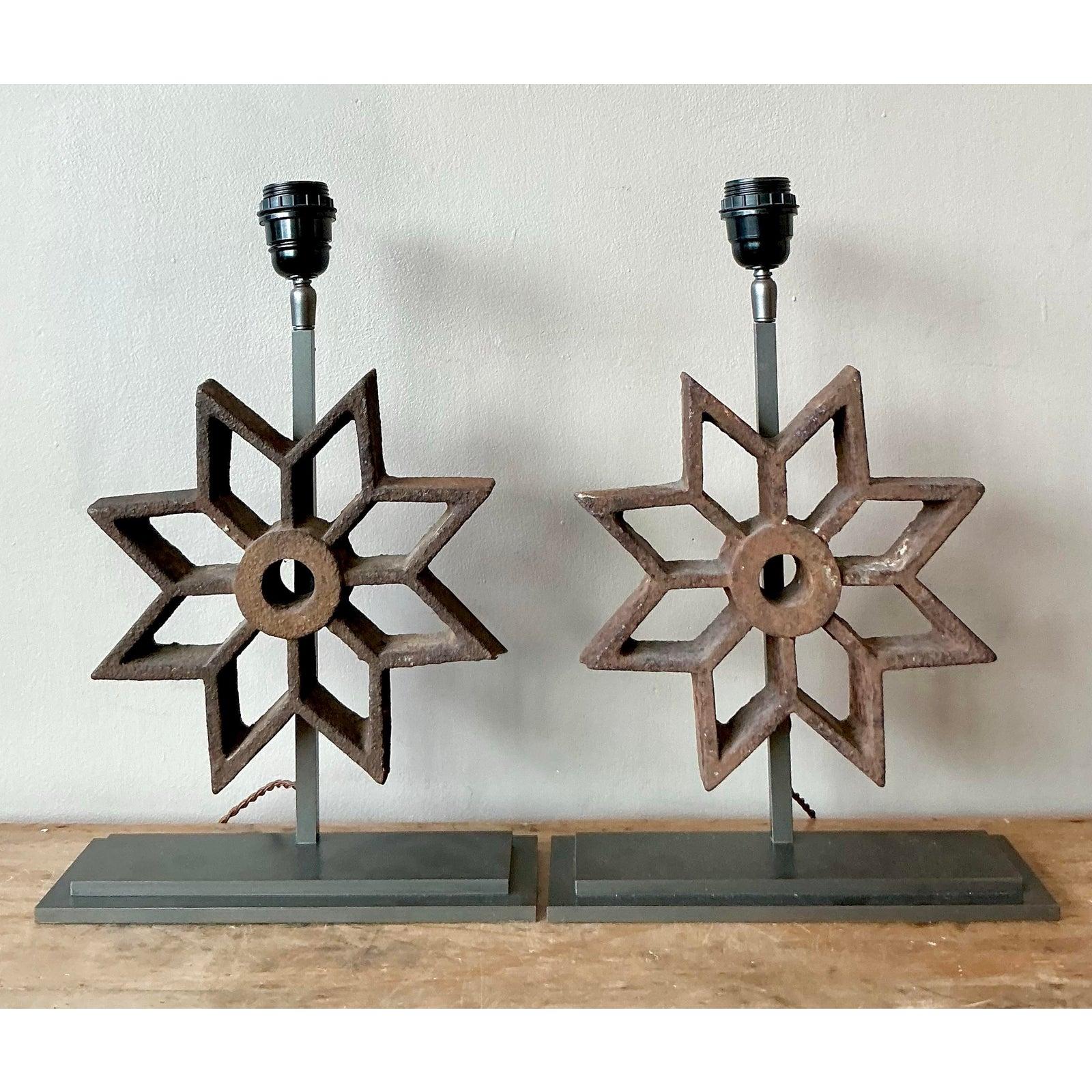 Illuminez votre espace avec cette intrigante paire de lampes de table vintage Boho Industrial Star Mold, une fusion distinctive de charme industriel brut et d'illumination artistique. Chaque lampe est dotée d'un véritable moule en fonte vintage en