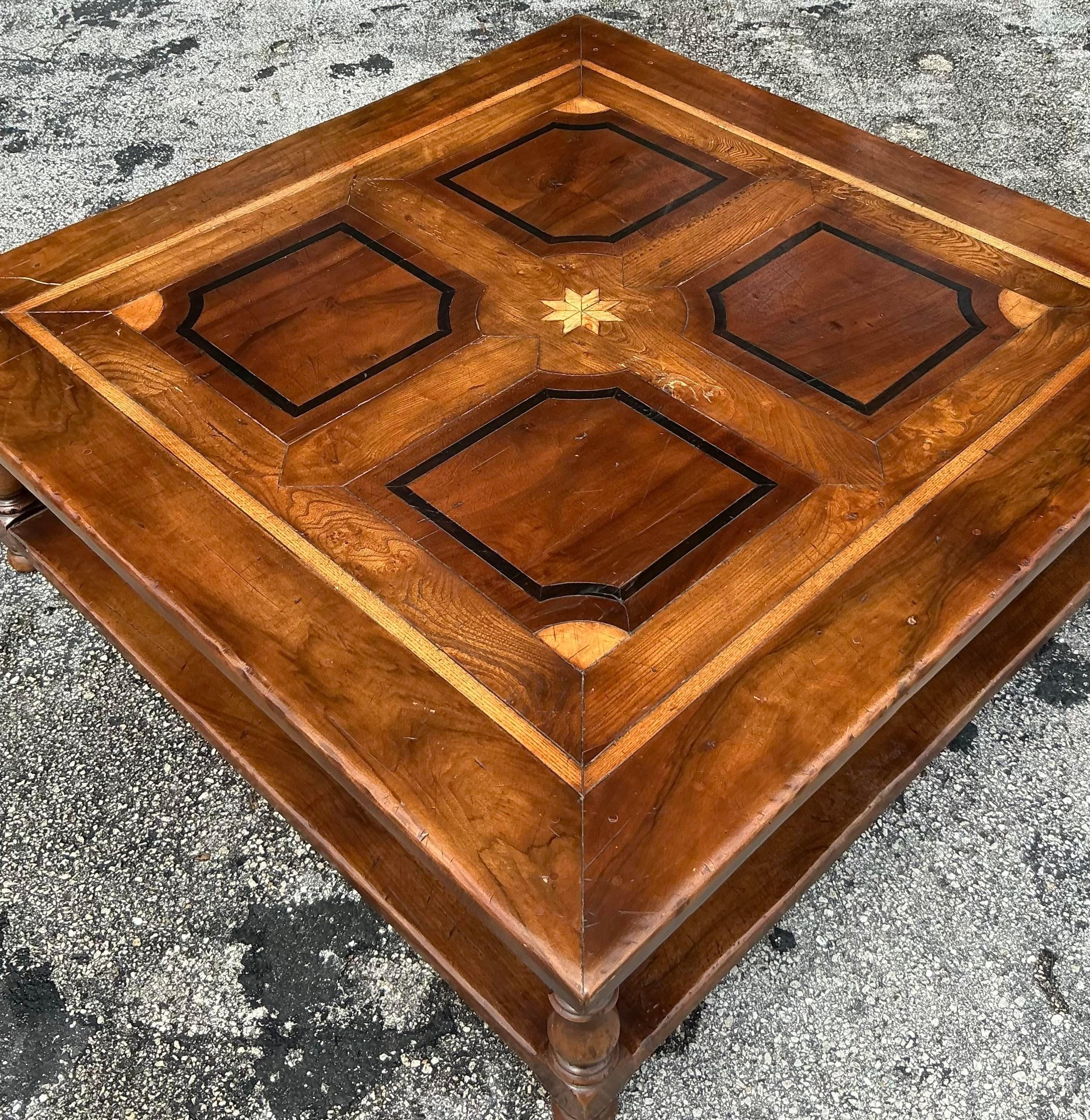 Ajoutez une touche d'élégance classique à votre espace de vie avec cette table basse octogonale marquetée Vintage Regency. Parfaite pour les intérieurs de style américain, cette table présente un plateau octogonal aux incrustations complexes qui