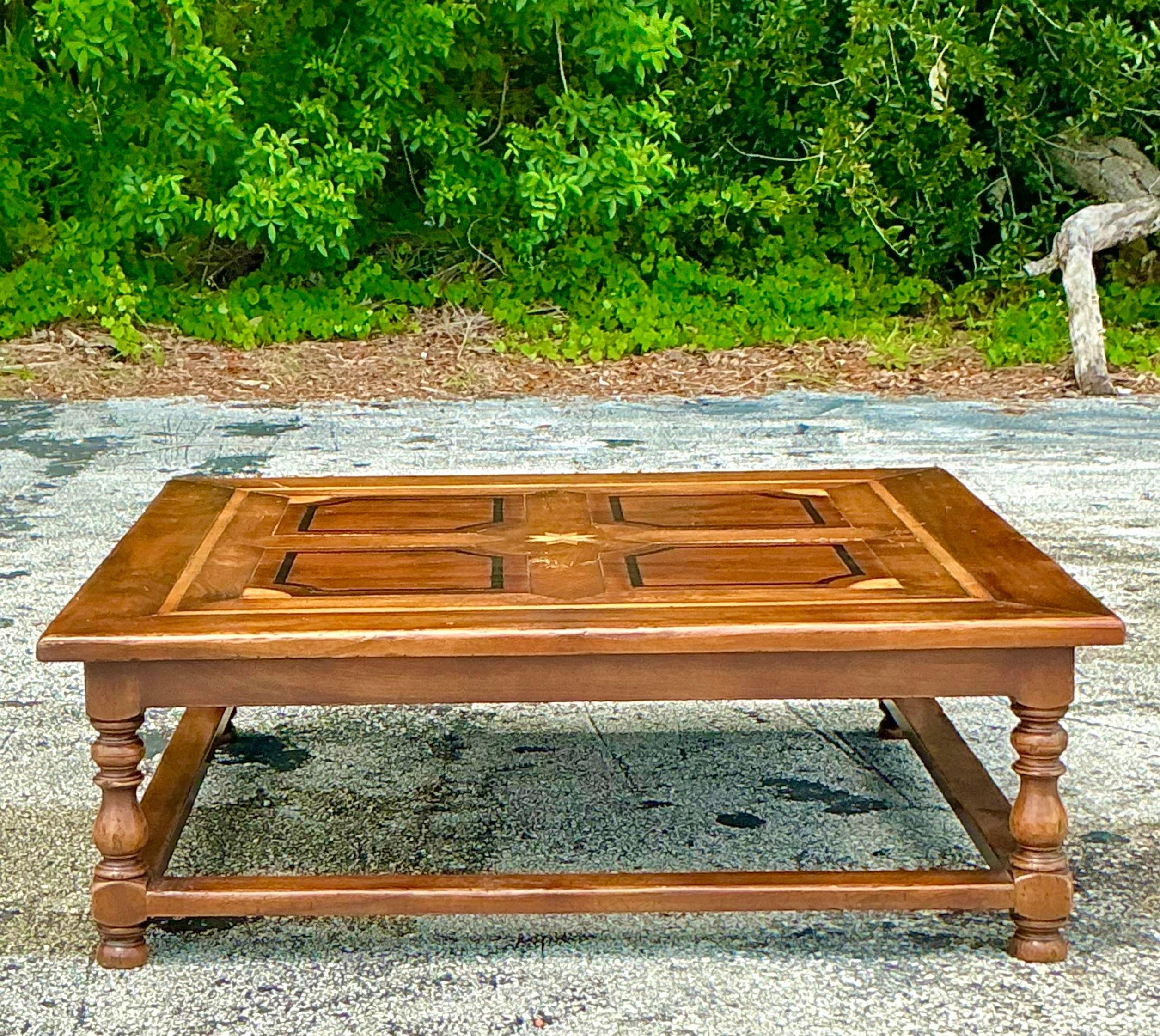 Bois Table basse vintage Boho incrustée en vente