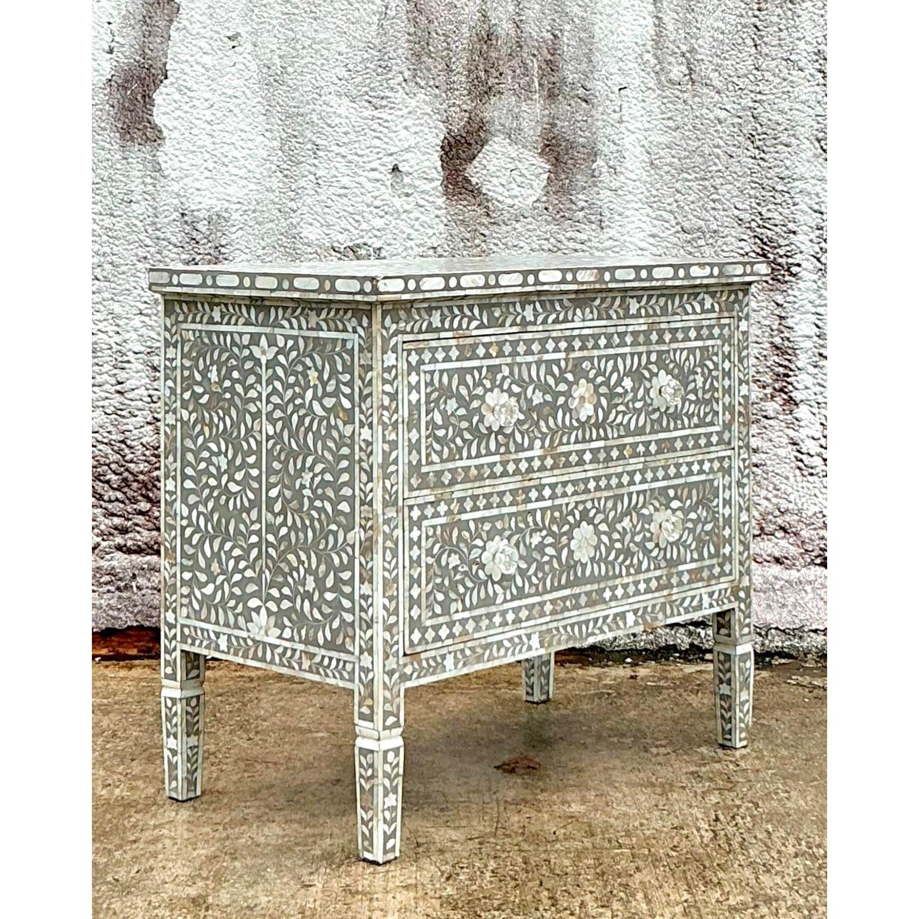 Splendida cassettiera boho vintage che mostra una squisita lavorazione a intarsio con motivi intricati e ricchi dettagli. Questo pezzo artigianale unisce un'eleganza senza tempo a un fascino globale, rendendolo un'aggiunta perfetta a interni