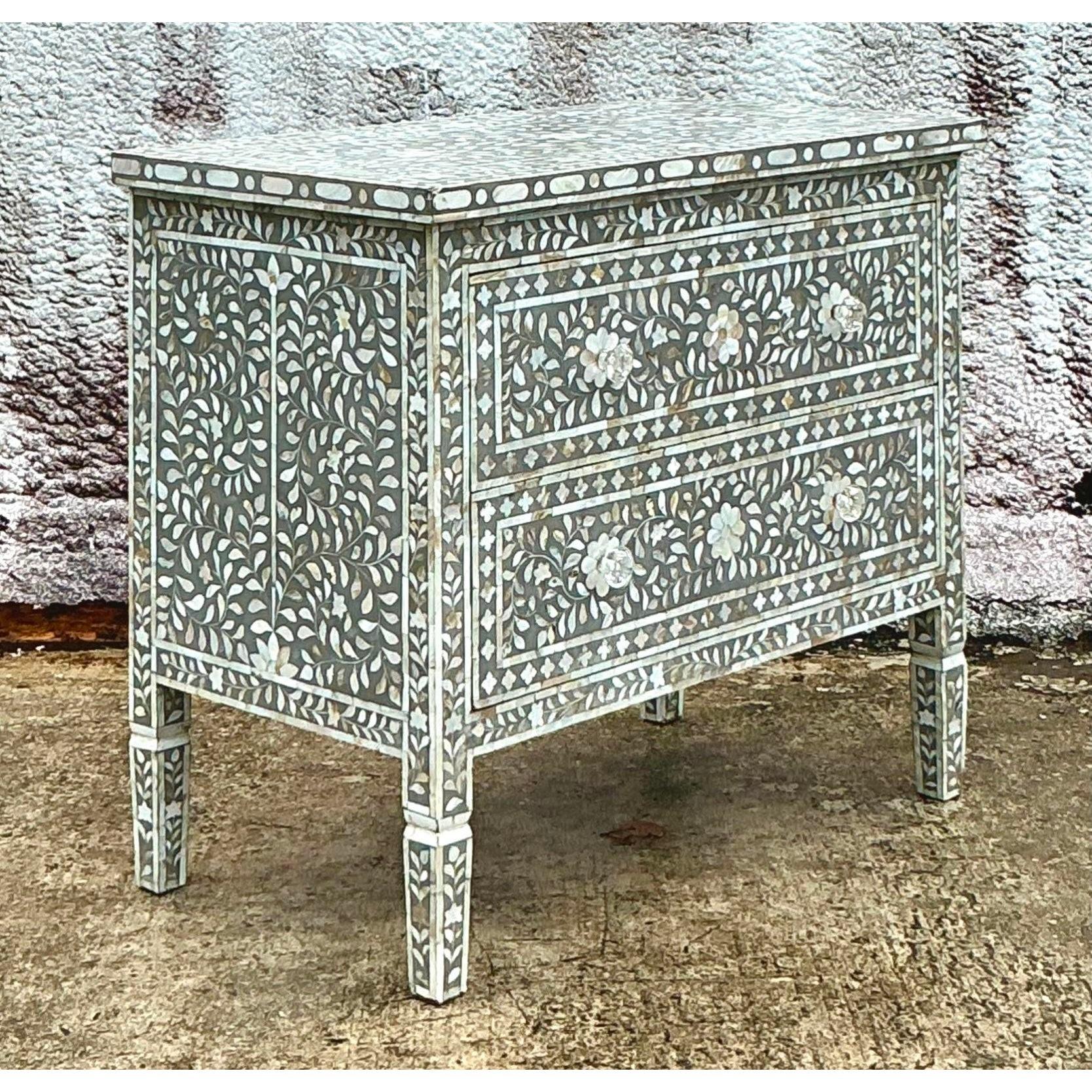 Madreperla Cassettiera vintage con intarsio Boho in vendita