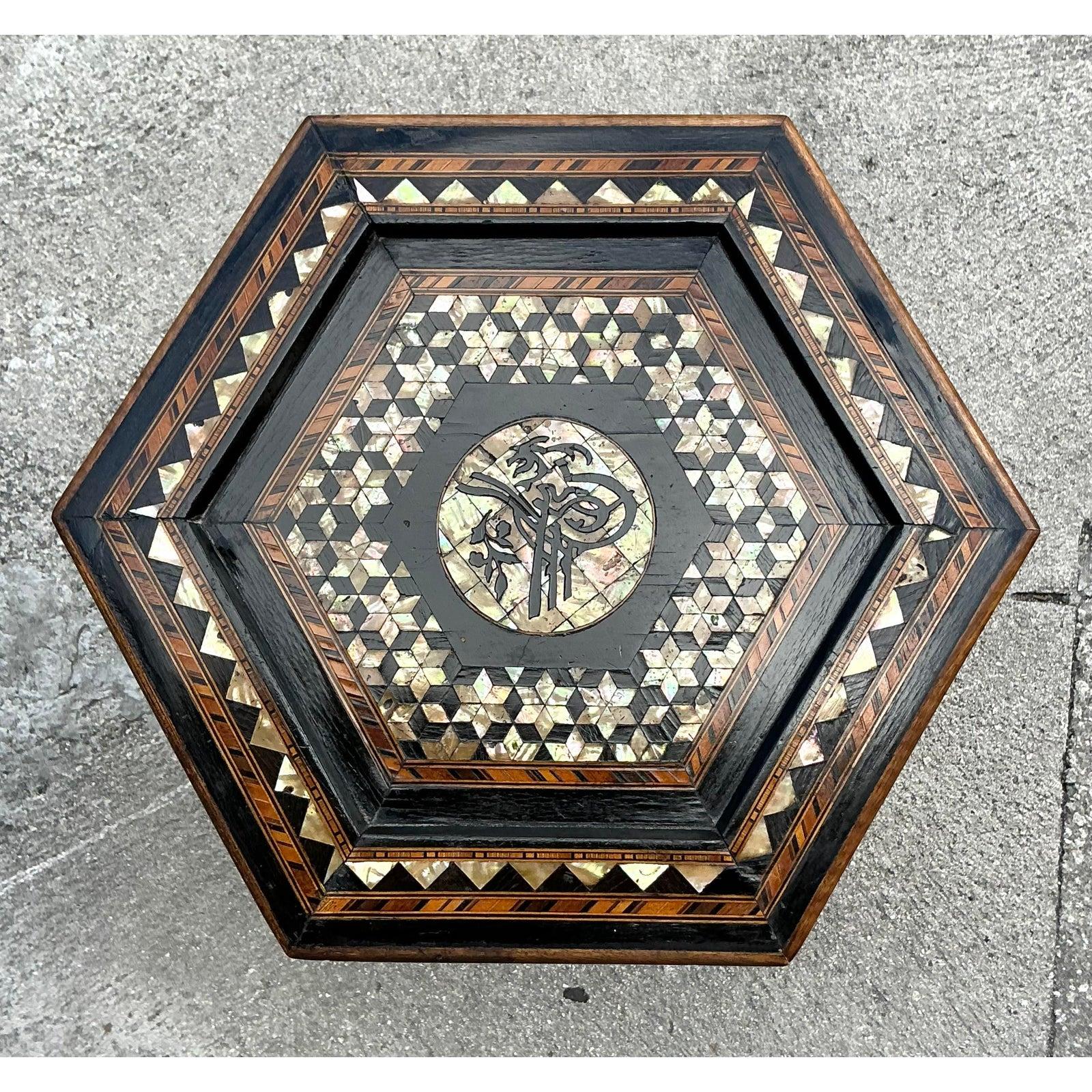 Mesa de bebidas vintage con incrustaciones boho Nácar en venta