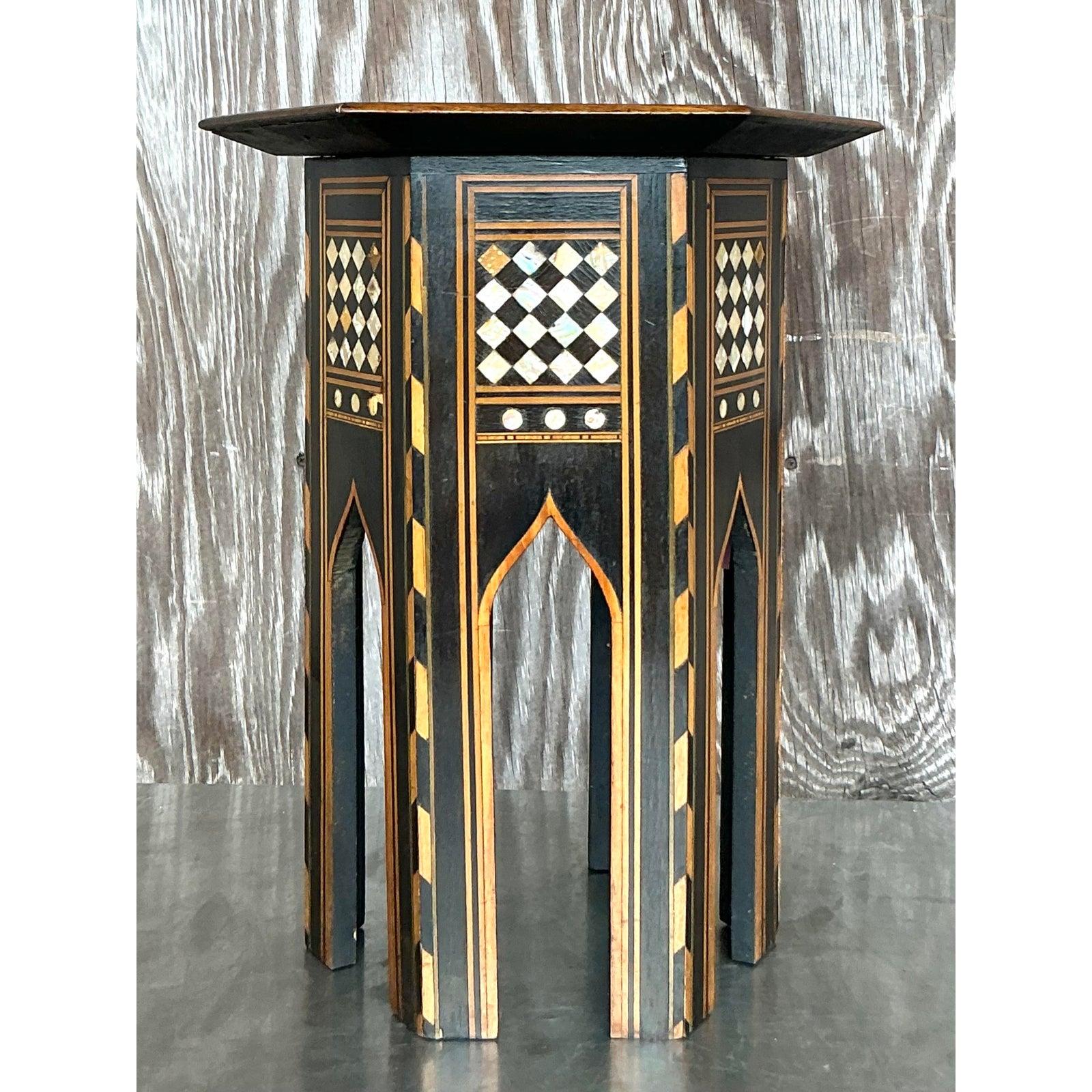 Mesa de bebidas vintage con incrustaciones boho en venta 2