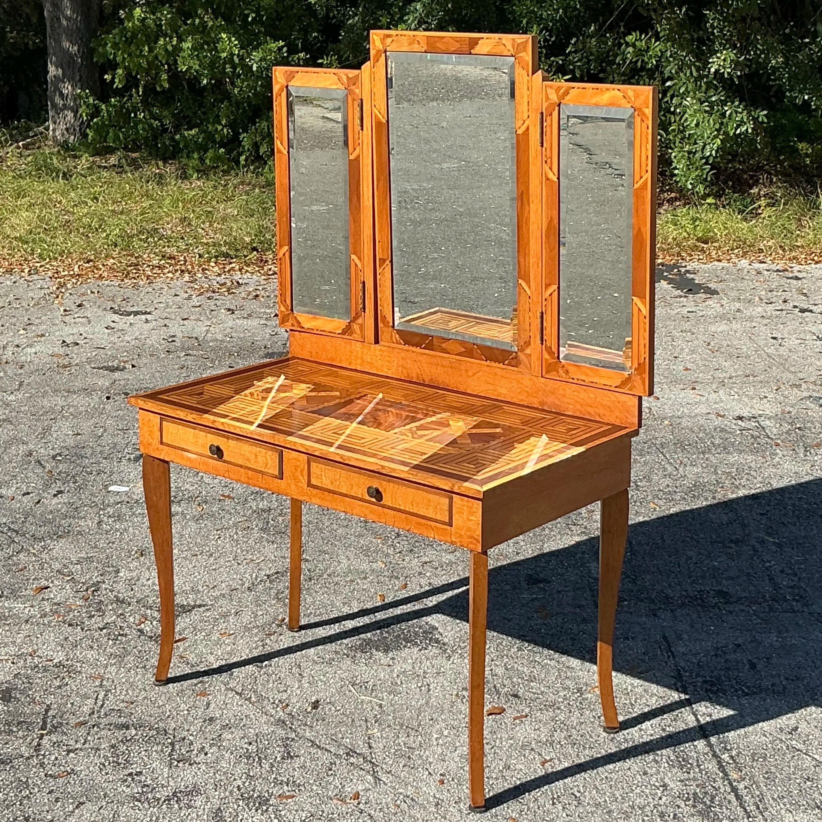 Questo Vanity con specchio a intarsio vintage Boho mostra una squisita lavorazione artigianale con intricati dettagli a intarsio e uno specchio splendidamente incorniciato. Il design unisce l'eleganza bohémien al lusso funzionale, rendendolo un
