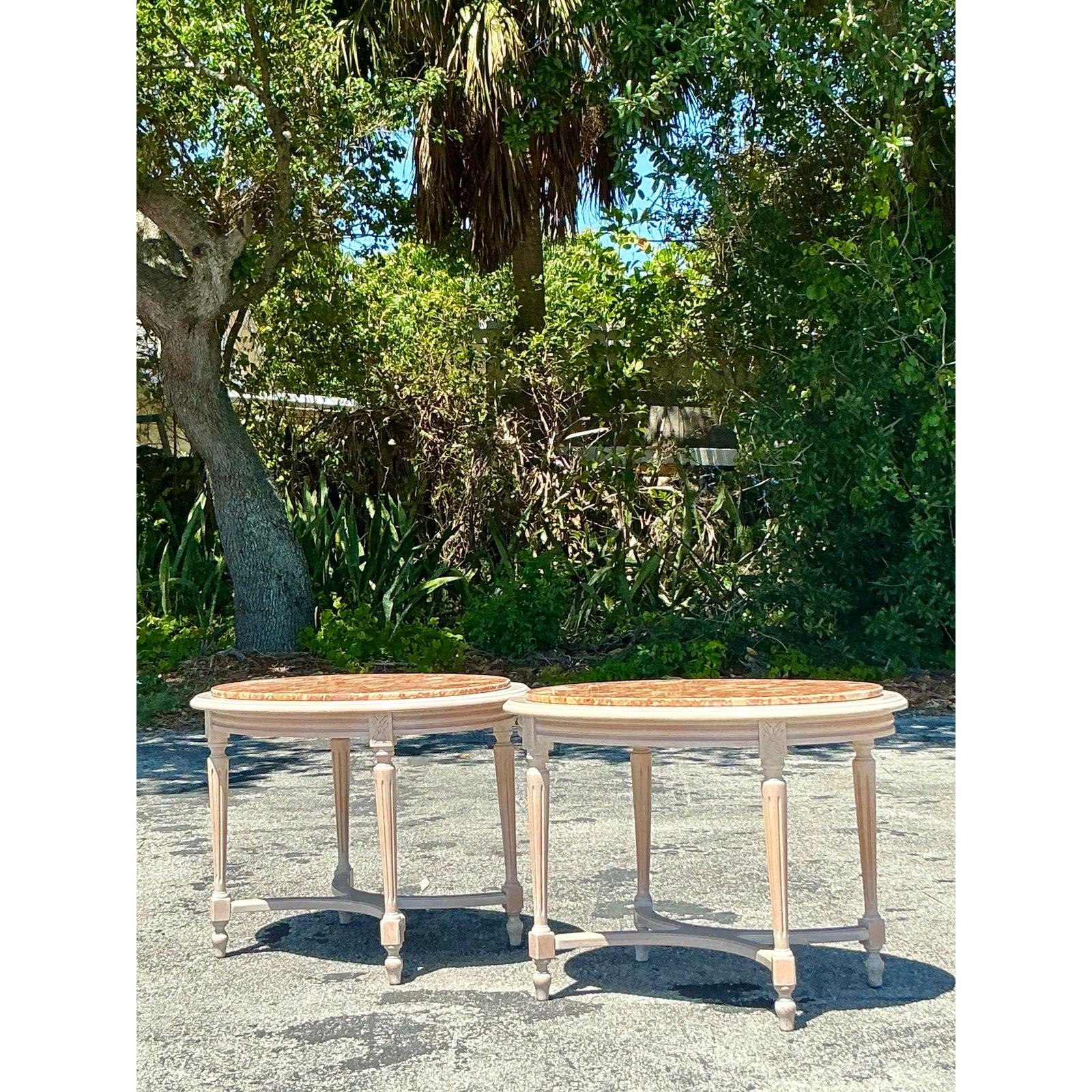 Découvrez le charme et le caractère de cette paire de tables d'appoint Boho vintage, présentant de captivants plateaux en pierre incrustée qui font de chacune d'elles une œuvre d'art unique. Les variations naturelles et les riches couleurs au sein