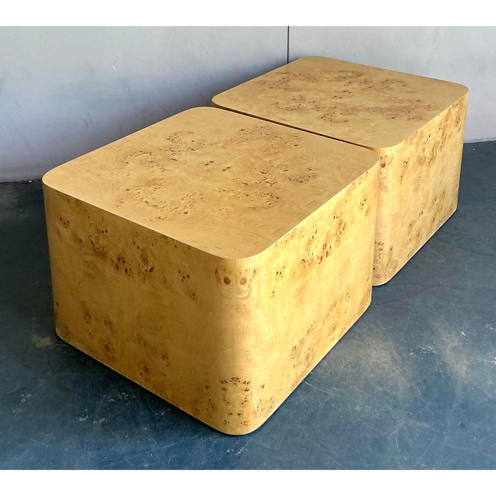 Scopri l'eleganza scultorea di questa eccezionale coppia di tavolini vintage in legno di radica di Intrex. Incarnando il sofisticato minimalismo dell'era postmoderna, ogni tavolo è caratterizzato da un design a cascata senza soluzione di continuità,