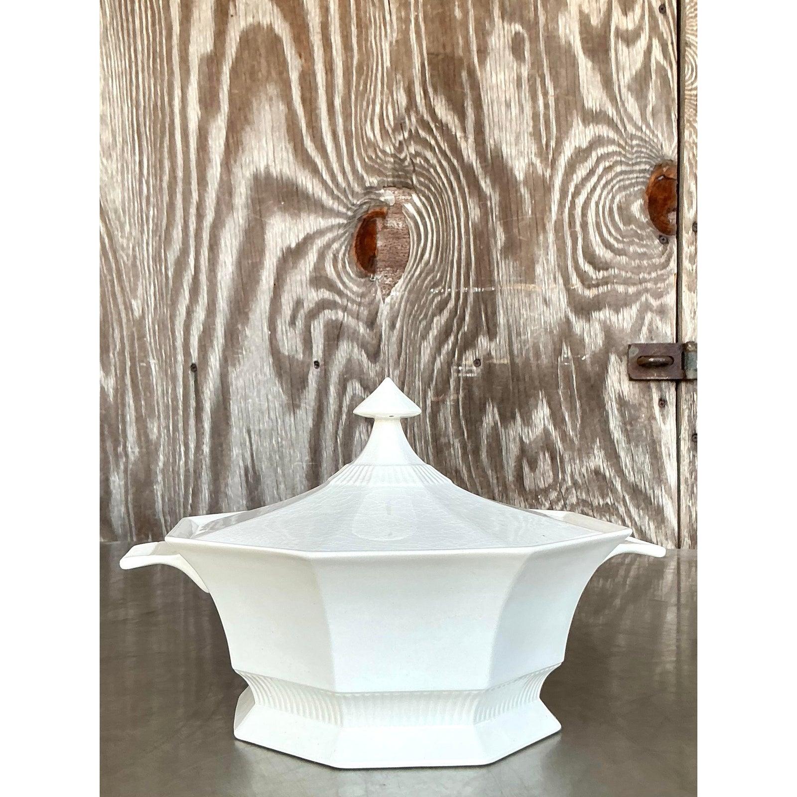 Descubre el encanto de esta Cacerola con Tapa de Ironstone Vintage Boho, una pieza impresionante de los años 70 que combina funcionalidad con elegancia atemporal. Fabricado en Inglaterra con resistente piedra de hierro, su acabado blanco cremoso y