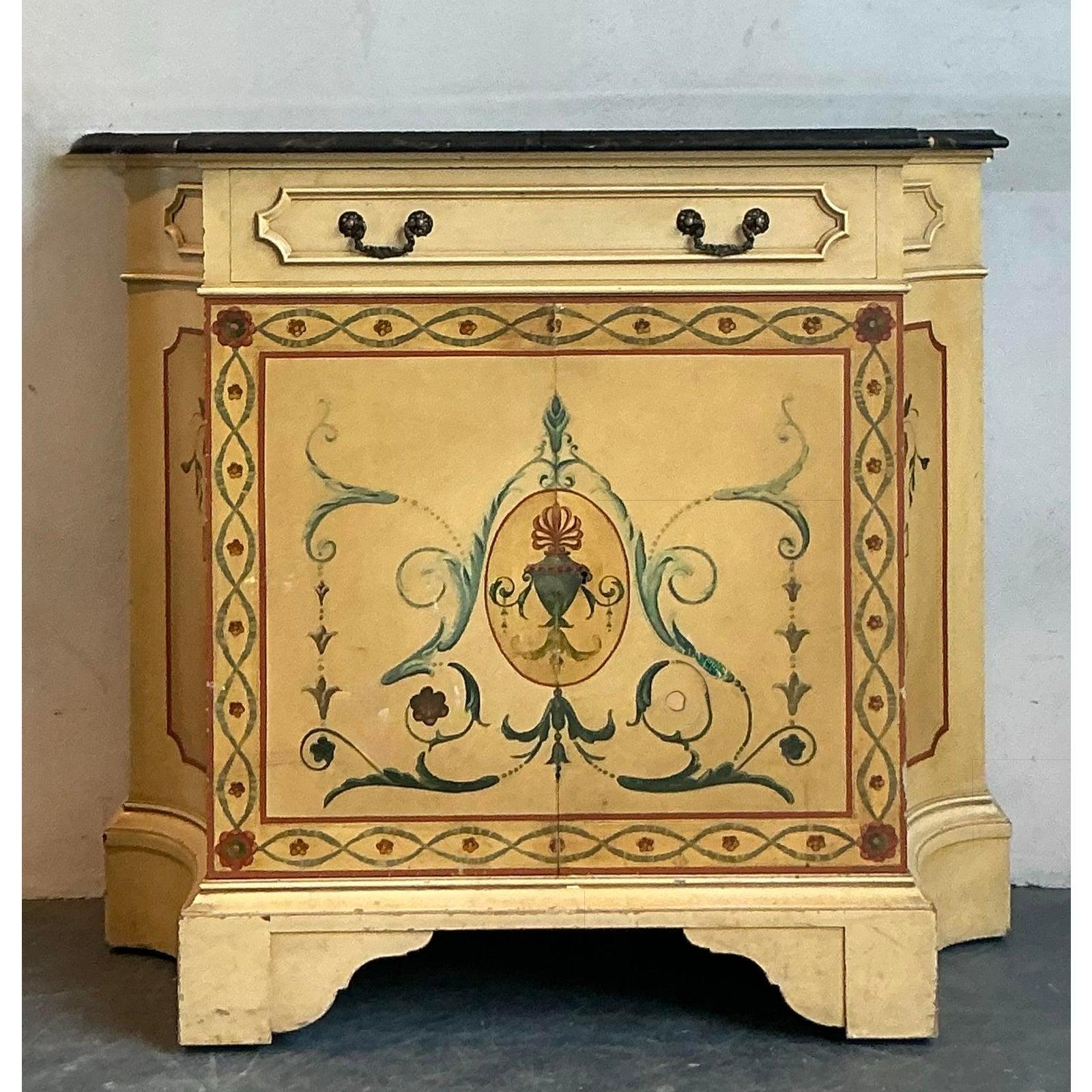 Entdecken Sie ein wahrhaft einzigartiges Stück mit diesem handbemalten Vintage-Sideboard der geschätzten Firma Irving and Casson - A.H. Davenport Co, bekannt für ihre exquisite Handwerkskunst und maßgeschneiderte Innenausstattung. Dieser elegante