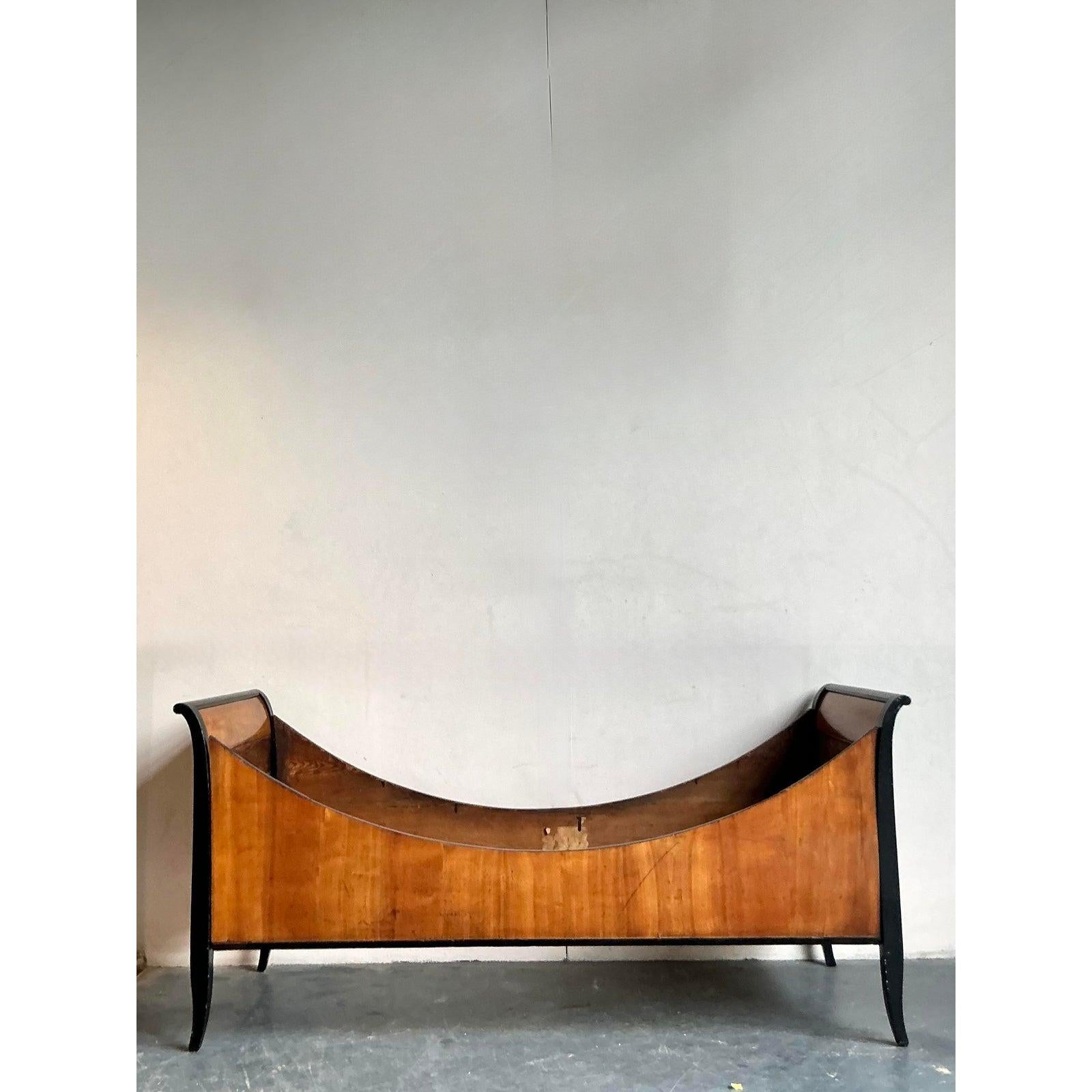Nous vous présentons un lit de jour vintage italien vraiment unique, inspiré par l'élégante esthétique Biedermeier et imprégné d'une touche d'allure Boho Chic. Cette pièce exquise présente des côtés en bois magnifiquement incurvés, mettant en valeur