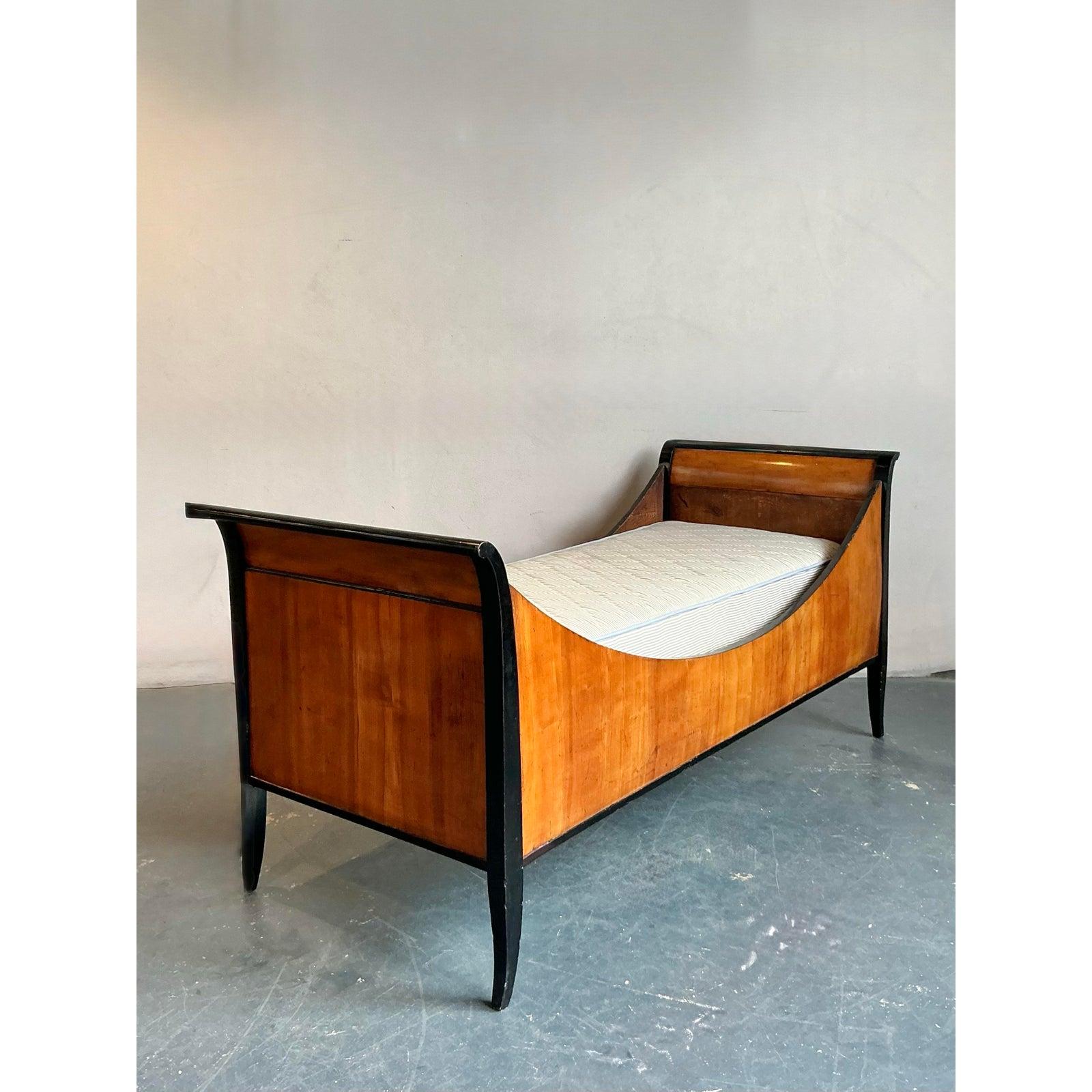 Tissu d'ameublement Lit de jour italien vintage boho d'après Biedermeier en vente