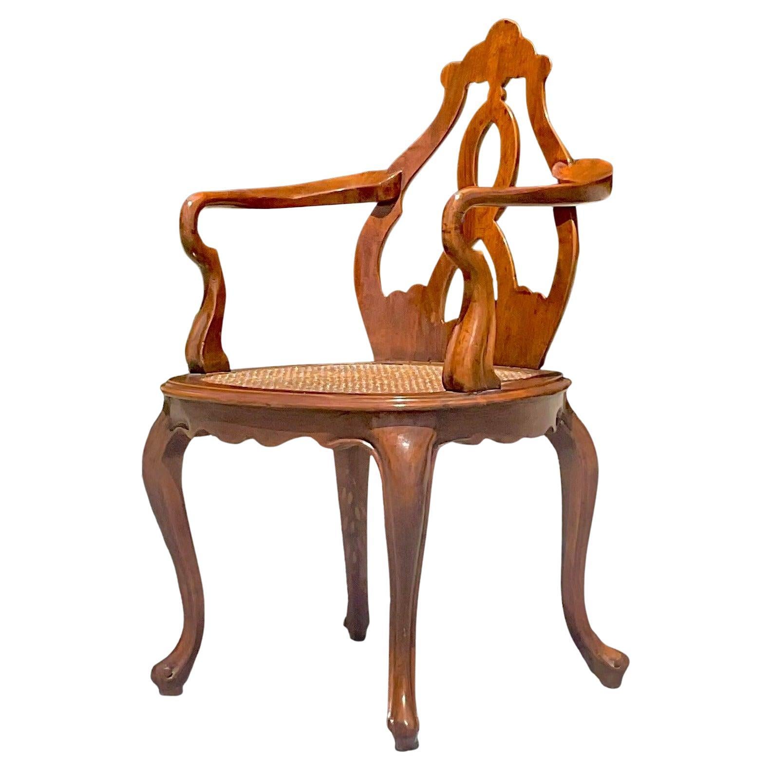 Chaise canne italienne bohème vintage en bois fruitier de style vénitien