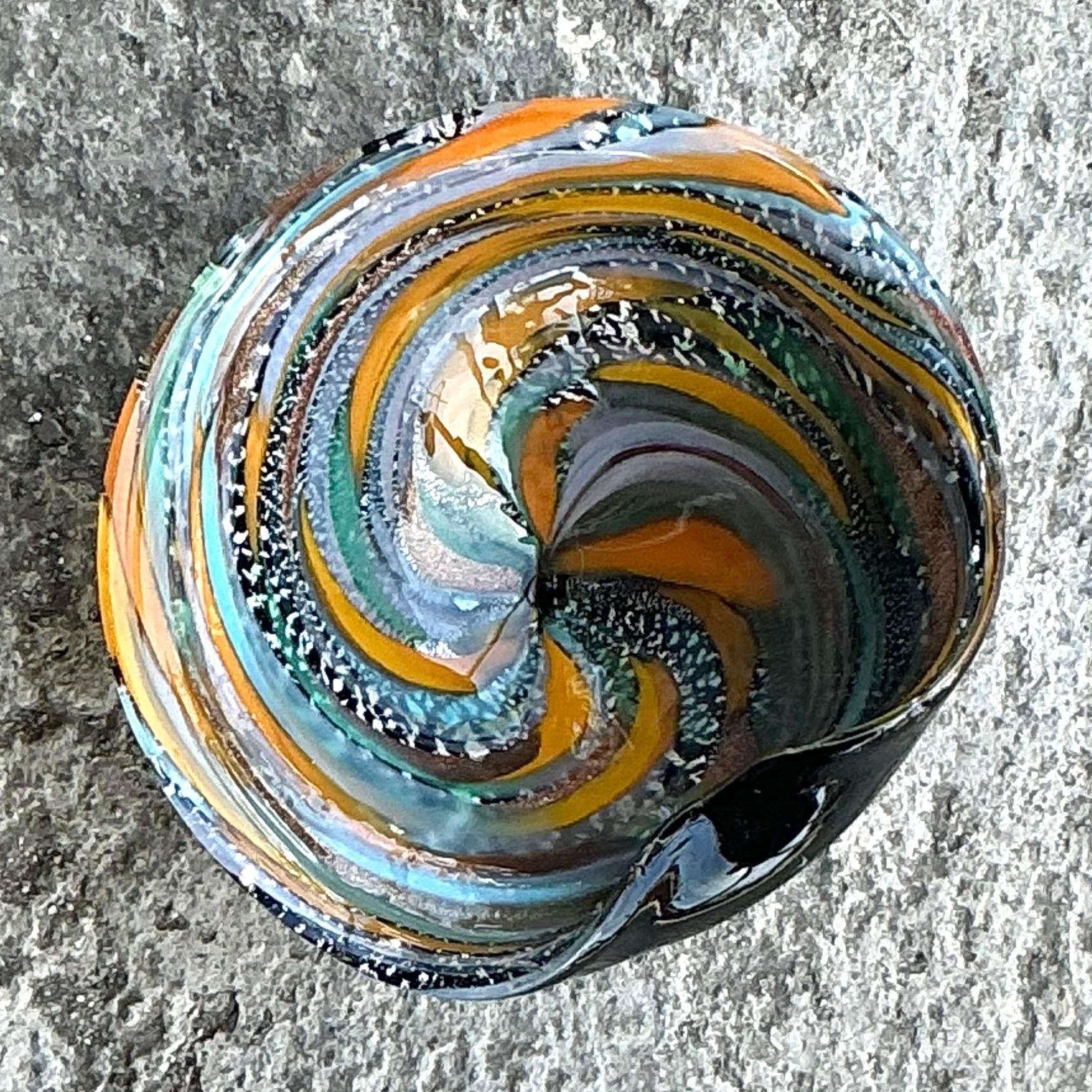Mejora tu decoración con el Cuenco Remolino Vintage Boho Italian Glass After Murano. Esta pieza de estilo americano muestra el arte dinámico del cristal de Murano con sus fascinantes motivos en espiral y su diseño de inspiración boho. Perfecto para